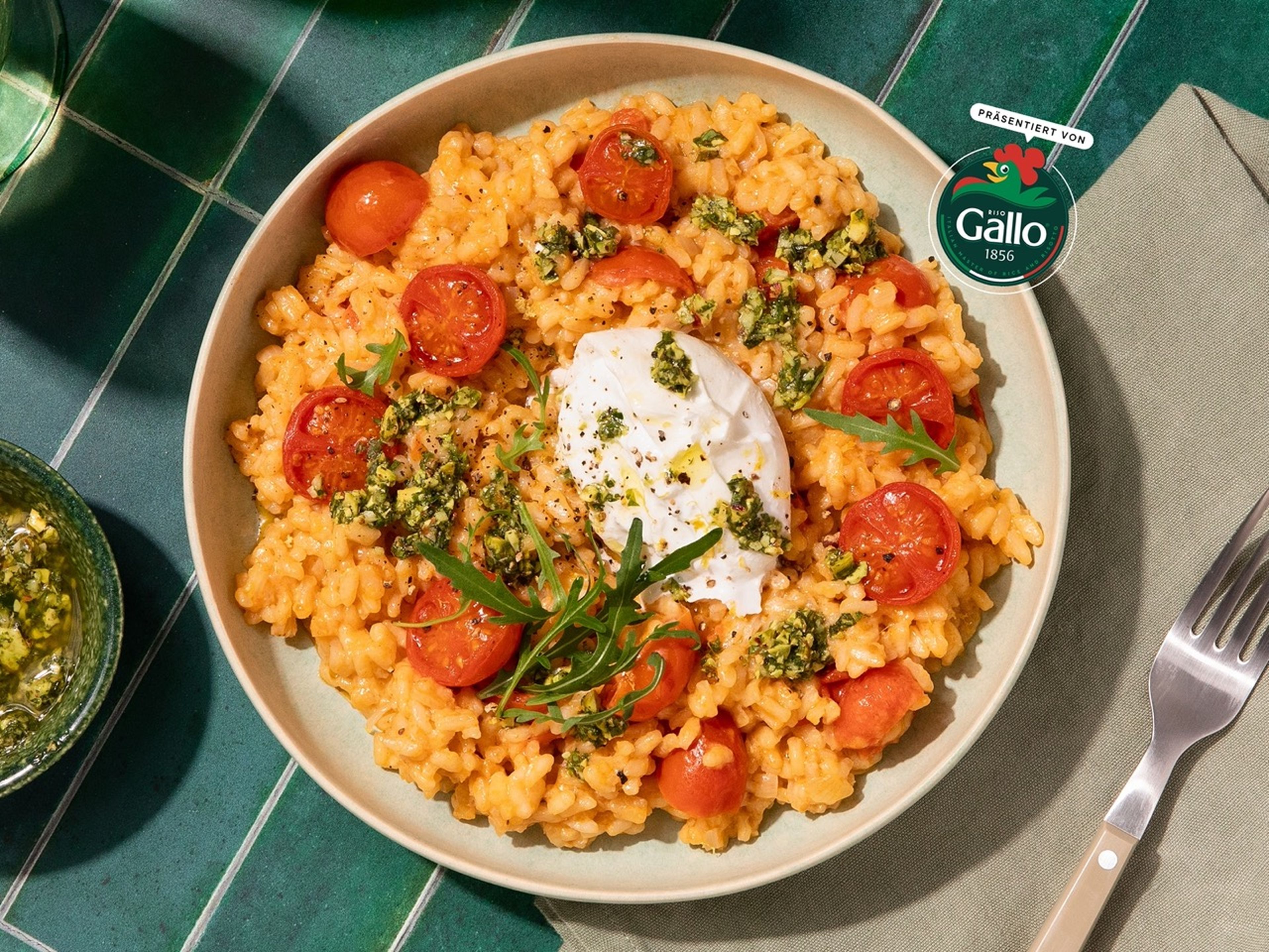 Tomaten-Risotto mit Burrata und Pistazien-Rucola-Gremolata