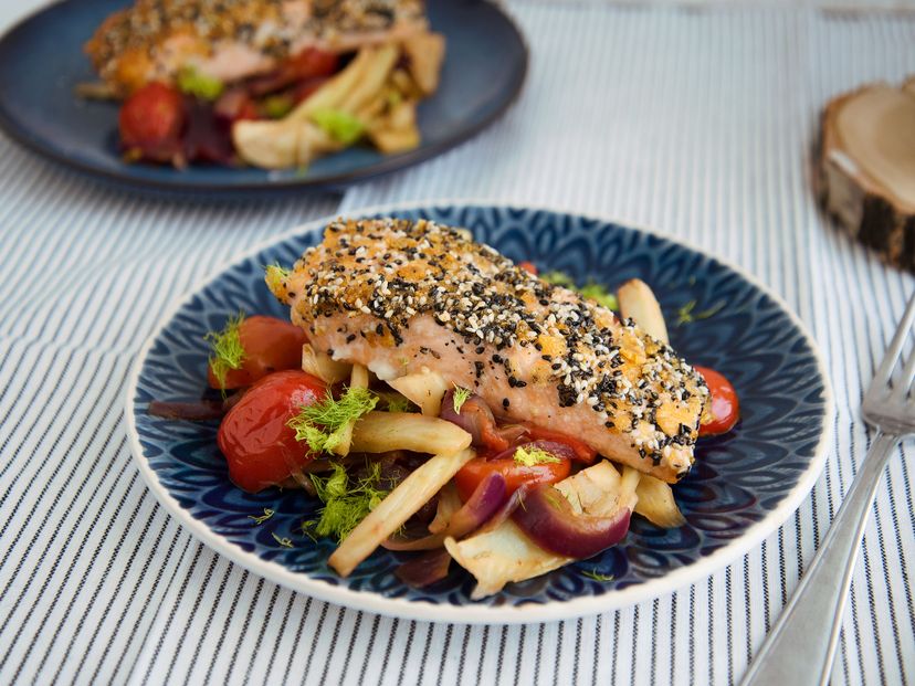 Sesame-crusted salmon with fennel and tomatoes