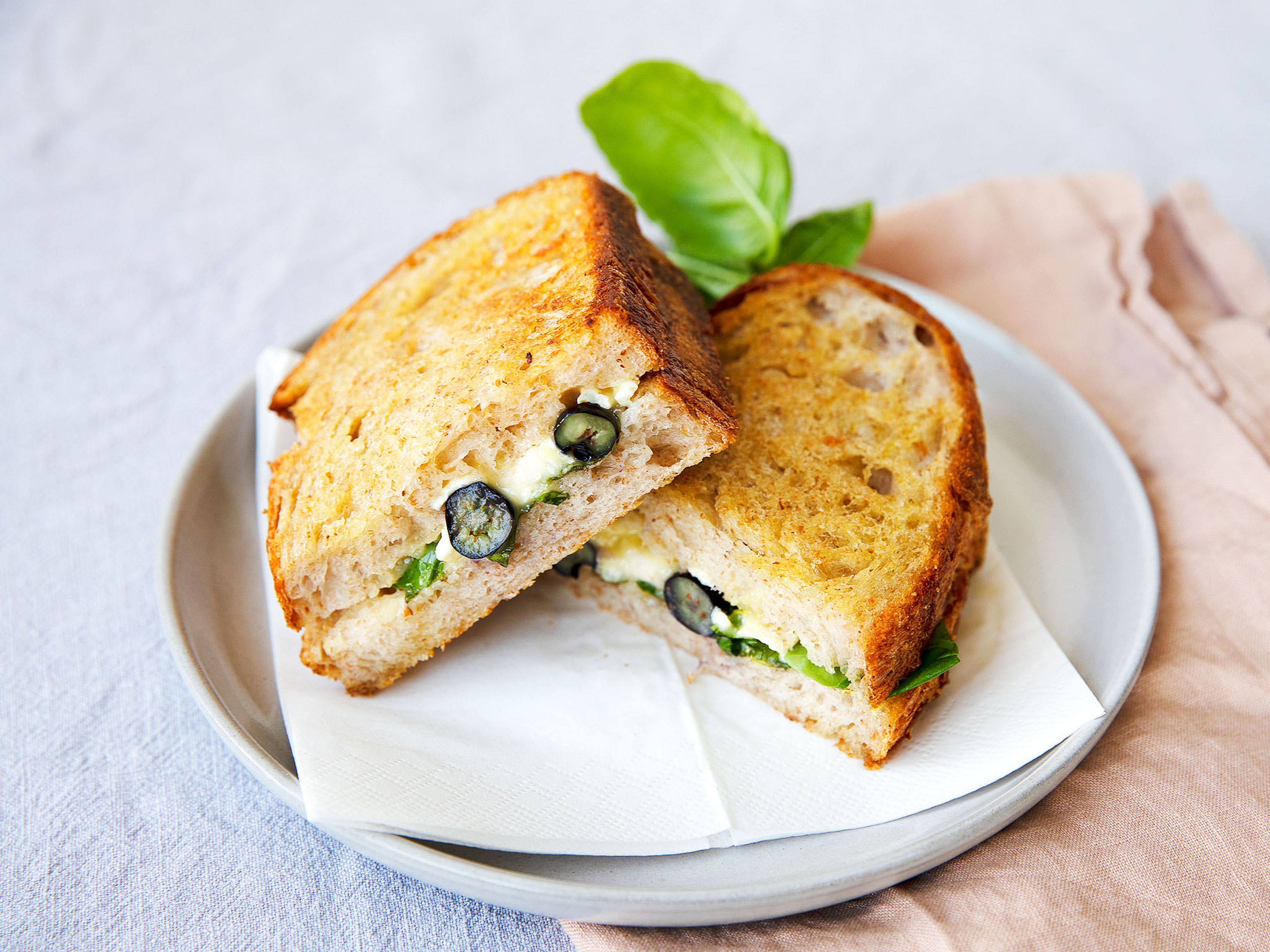 Knuspriges Camembert-Blaubeer-Sandwich