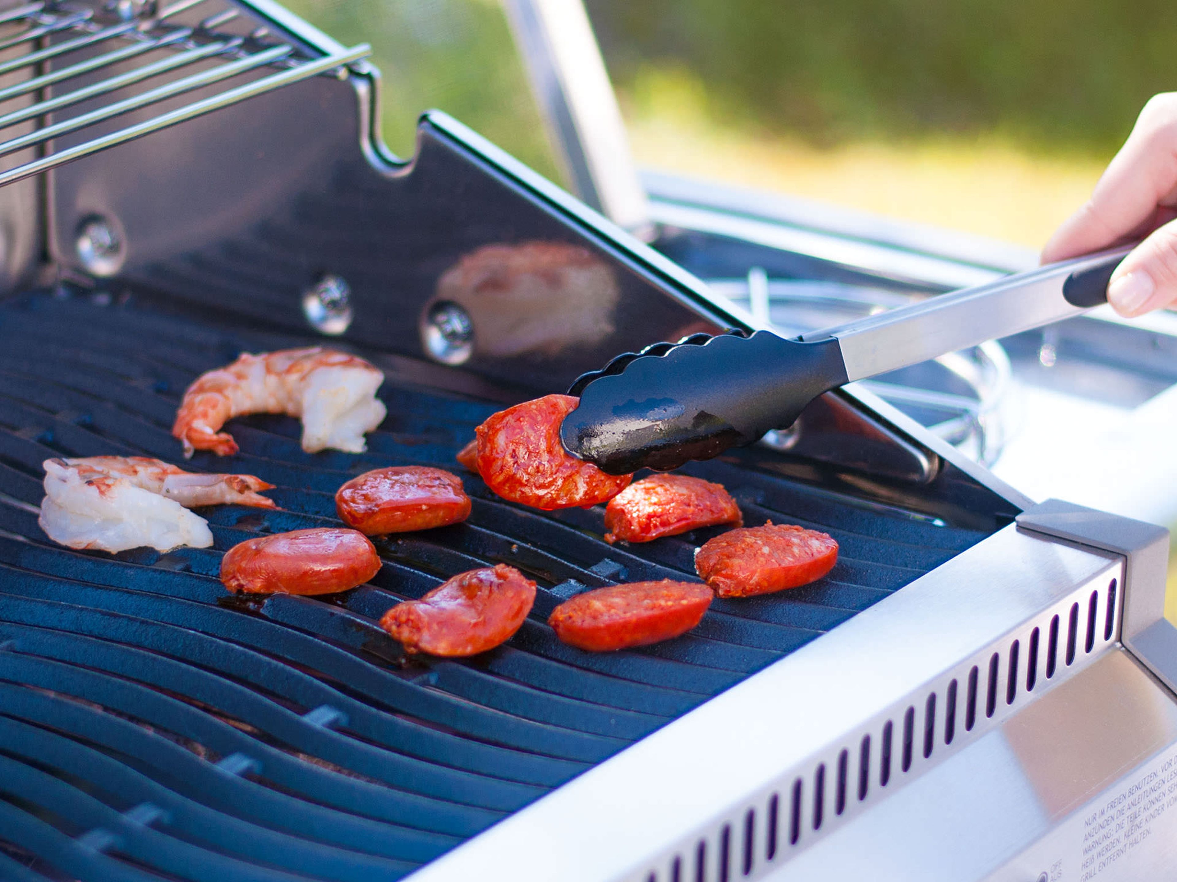 Place bell pepper, chorizo slices and shrimp on grill. Turn approx. after 2 – 3 min. Cover chorizo with some cheese.