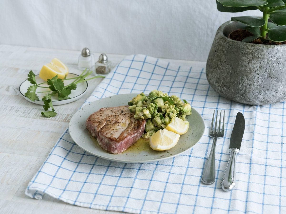 Tuna steak with cucumber guacamole | Recipe | Kitchen Stories