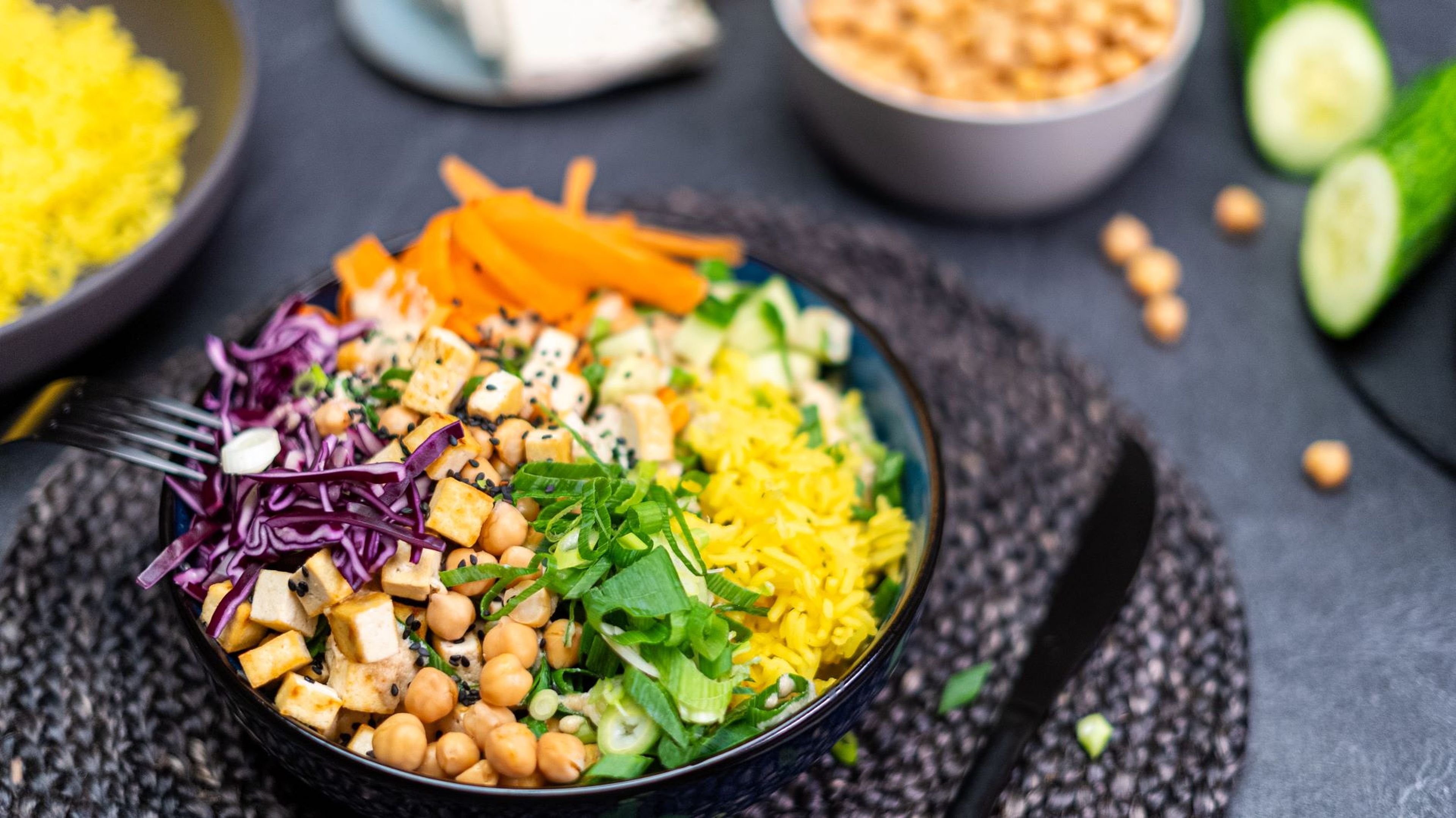 Poke Bowl mit Zitronen-Sesamsoße