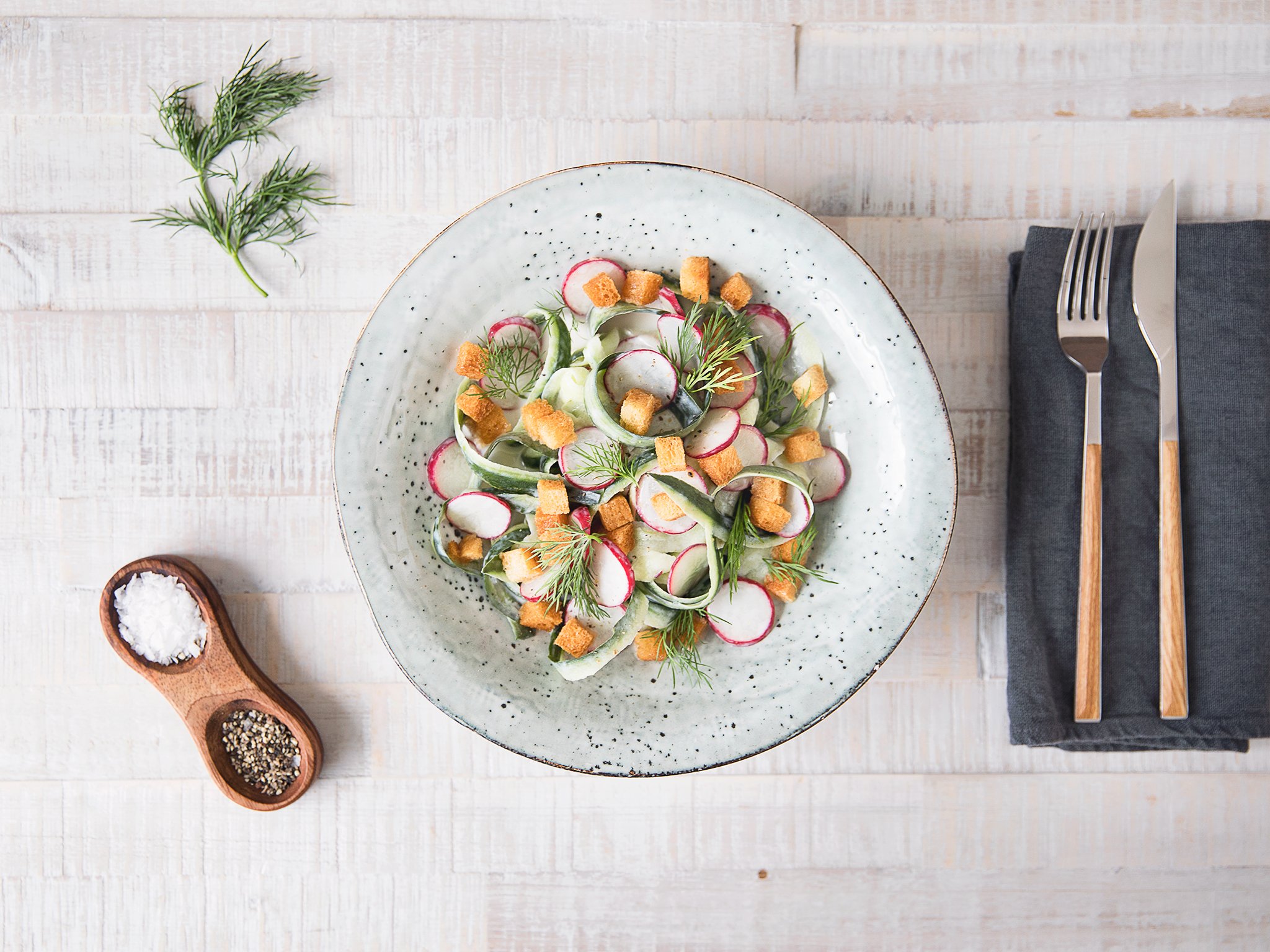 Cremiger Gurkensalat mit Radieschen und Croûtons | Rezept | Kitchen Stories