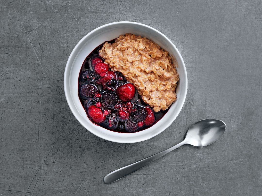 Porridge with berry compote