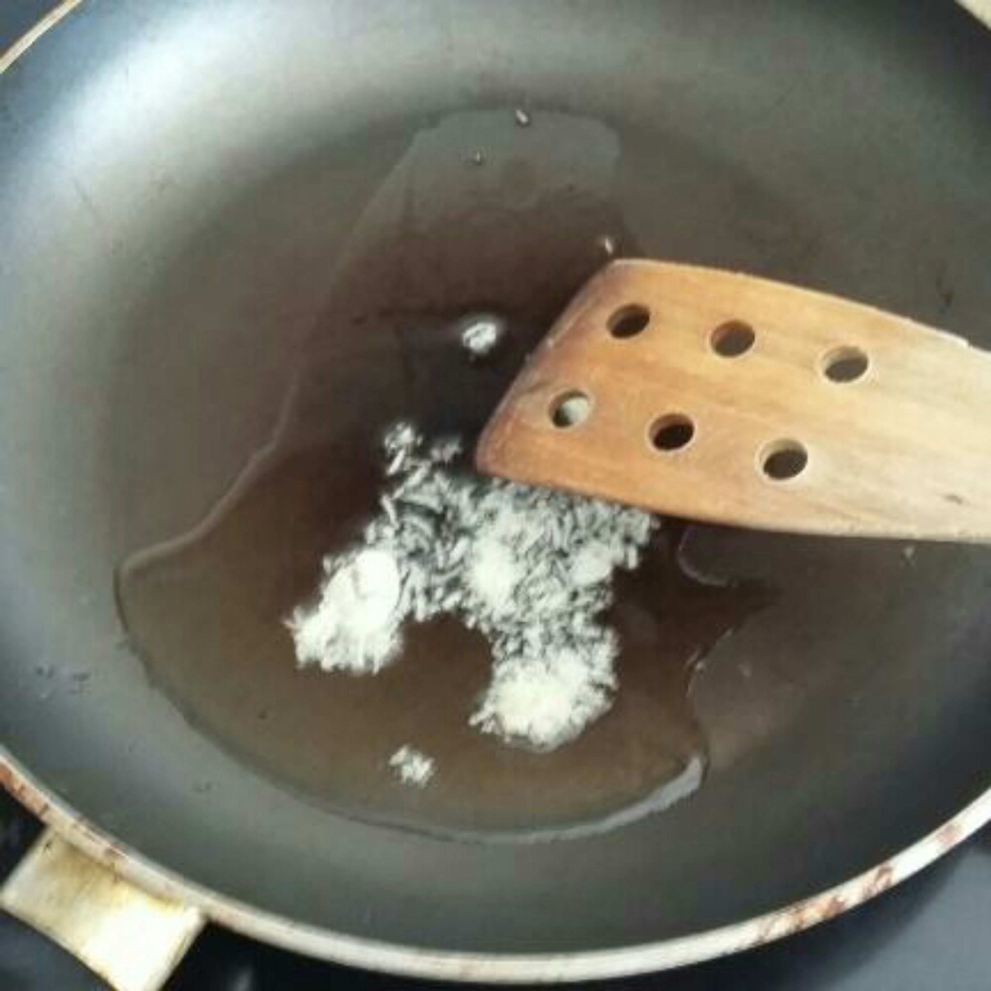 grate garlic into frying pan with cooking oil, stir until light brown