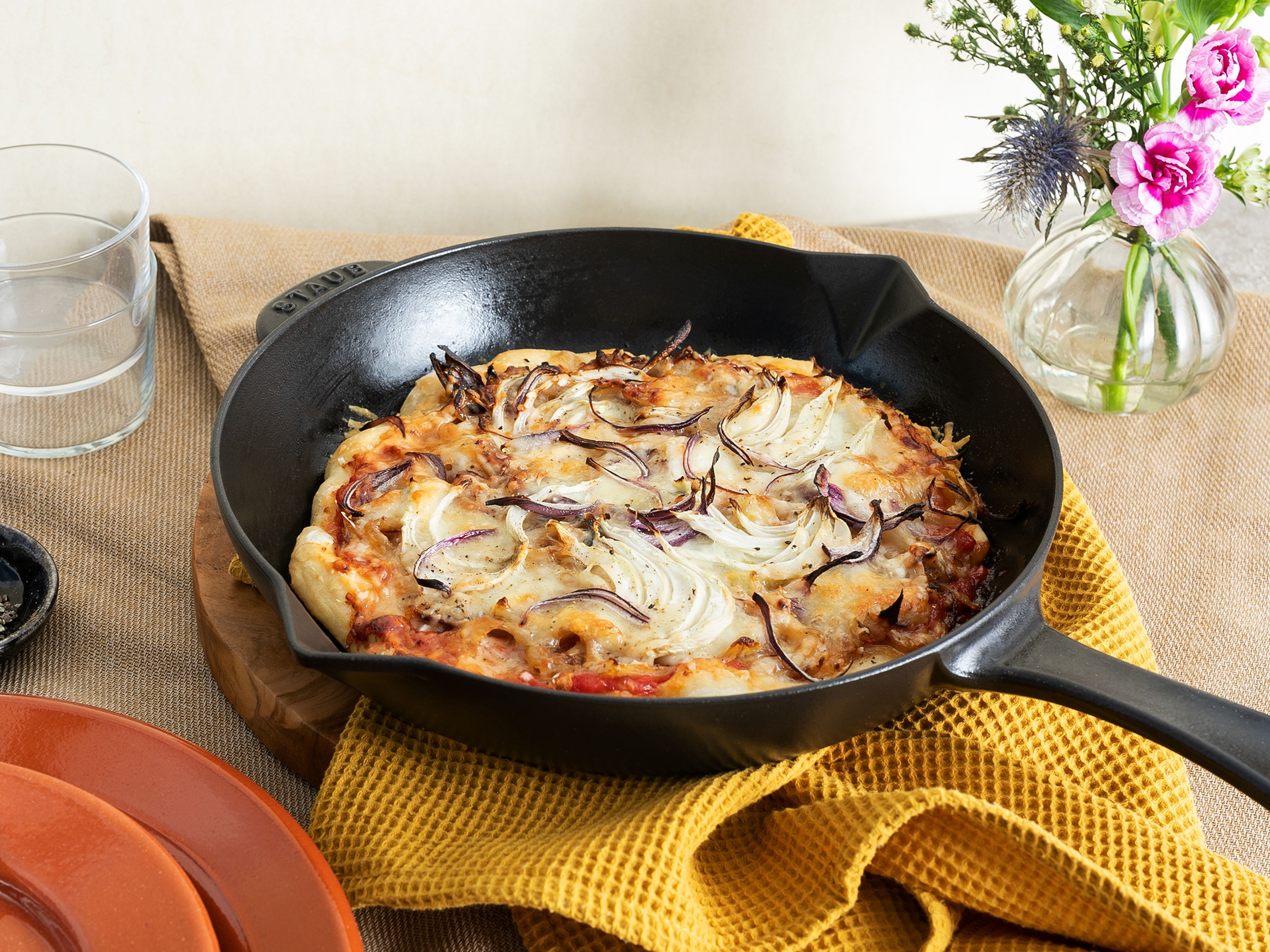 Skillet pizza with onions and fennel