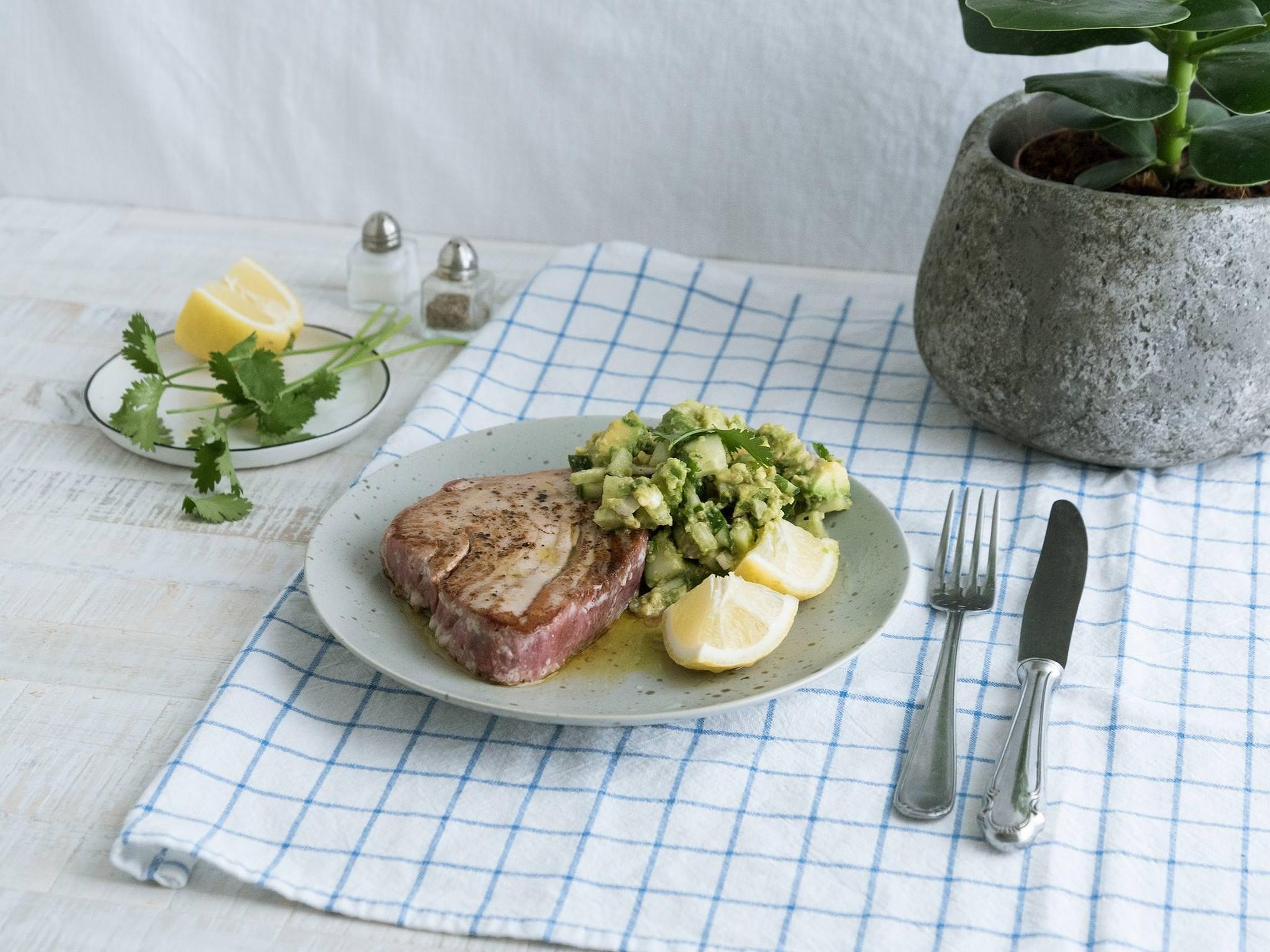 Tuna steak with cucumber guacamole