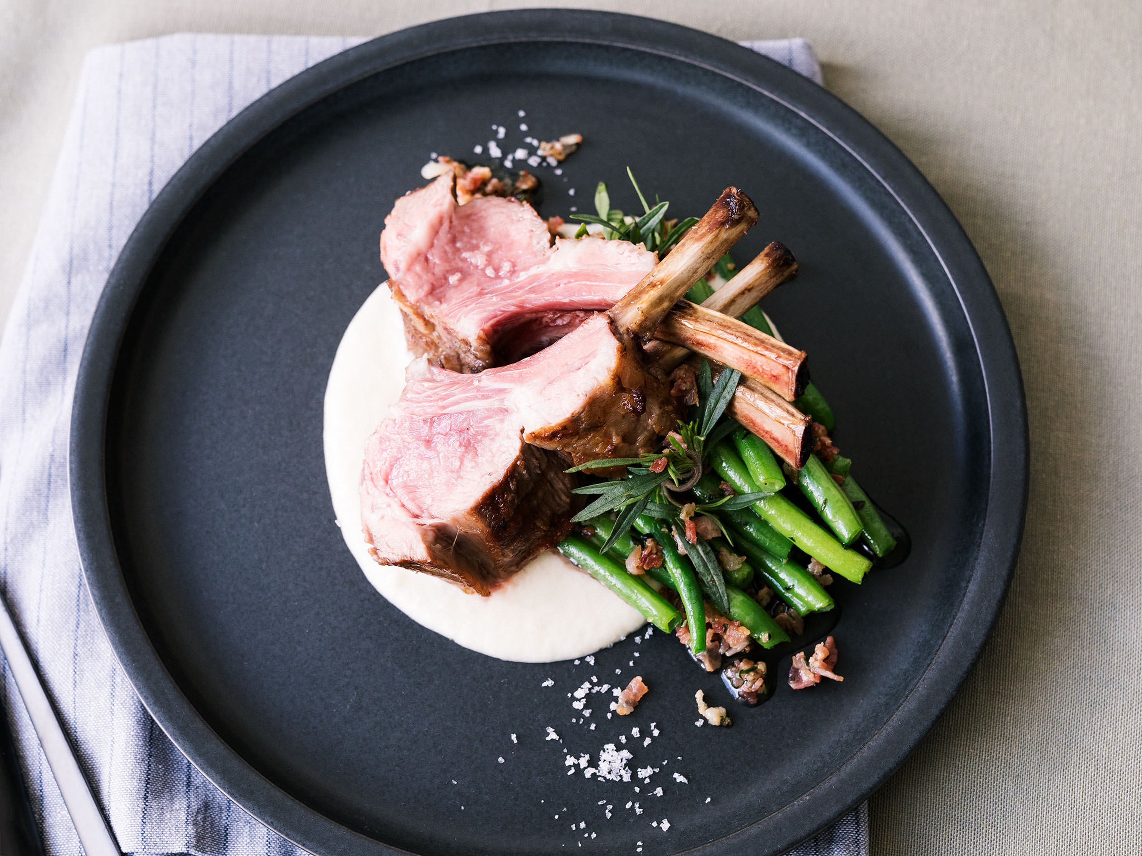 Gegrilltes Lammkarree mit Prinzessbohnen und Zwiebelpüree