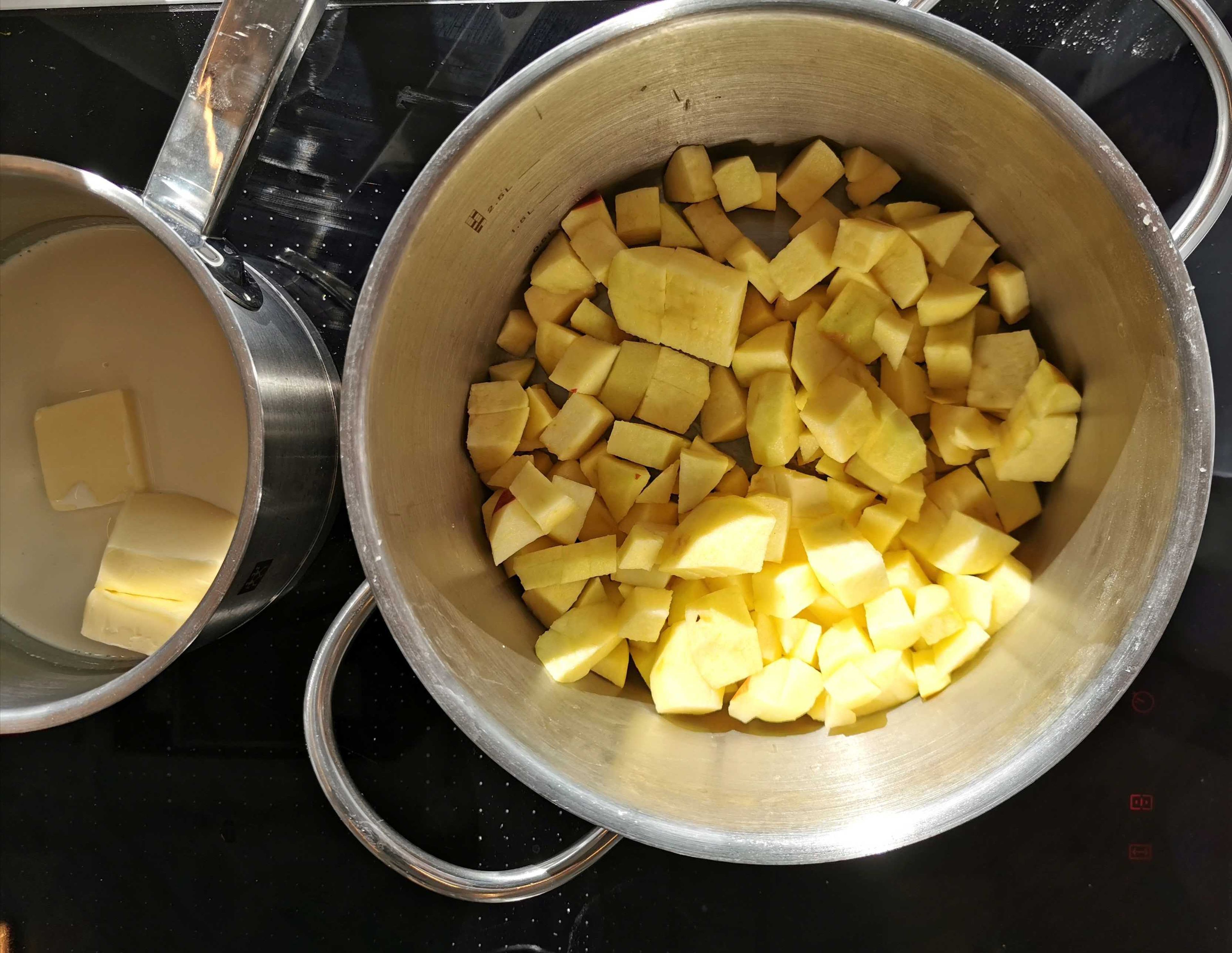 In einem Topf 1 EL Butter schmelzen und darin die Äpfel kurz andünsten. Deckel auflegen und die Äpfel bei geringer Hitze ca. 10 Min. sehr weich dünsten. Sahne und 3 EL Butter erwärmen. Die gegarten Kartoffeln abgießen, kurz ausdampfen lassen, pellen und mit dem Stampfer oder durch eine Presse zu Brei drücken. Die Sahne dazugeben und mit Salz, Muskat und Pfeffer würzen und alles gut vermengen. Warm stellen.