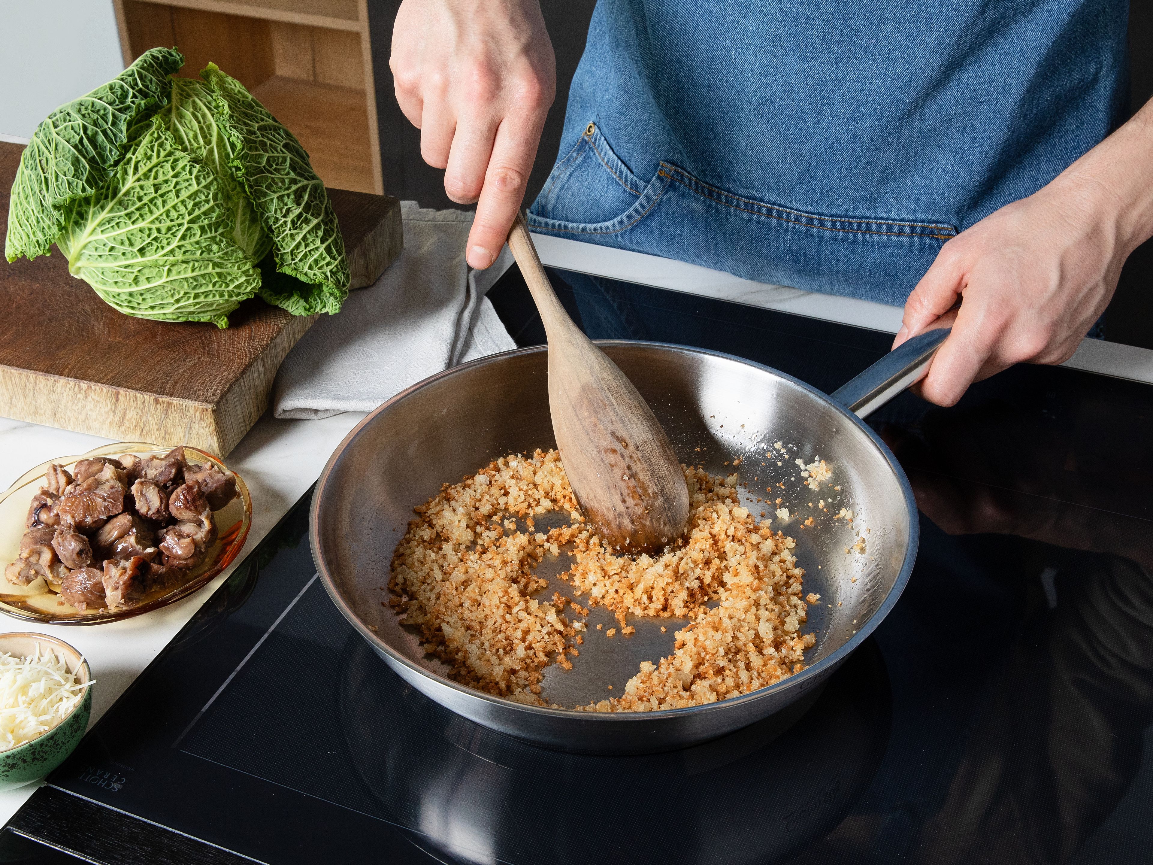 In einer großen Pfanne Olivenöl erhitzen. Panko hineingeben und goldbraun rösten. Die Hälfte des Pecorinos fein reiben und unter das warme Panko mischen. Weiter rösten, sodass ein knuspriger, goldbrauner Pecorino-Crunch entsteht. Mit Salz und Pfeffer würzen, aus der Pfanne nehmen und beiseite stellen. Pfanne auswischen