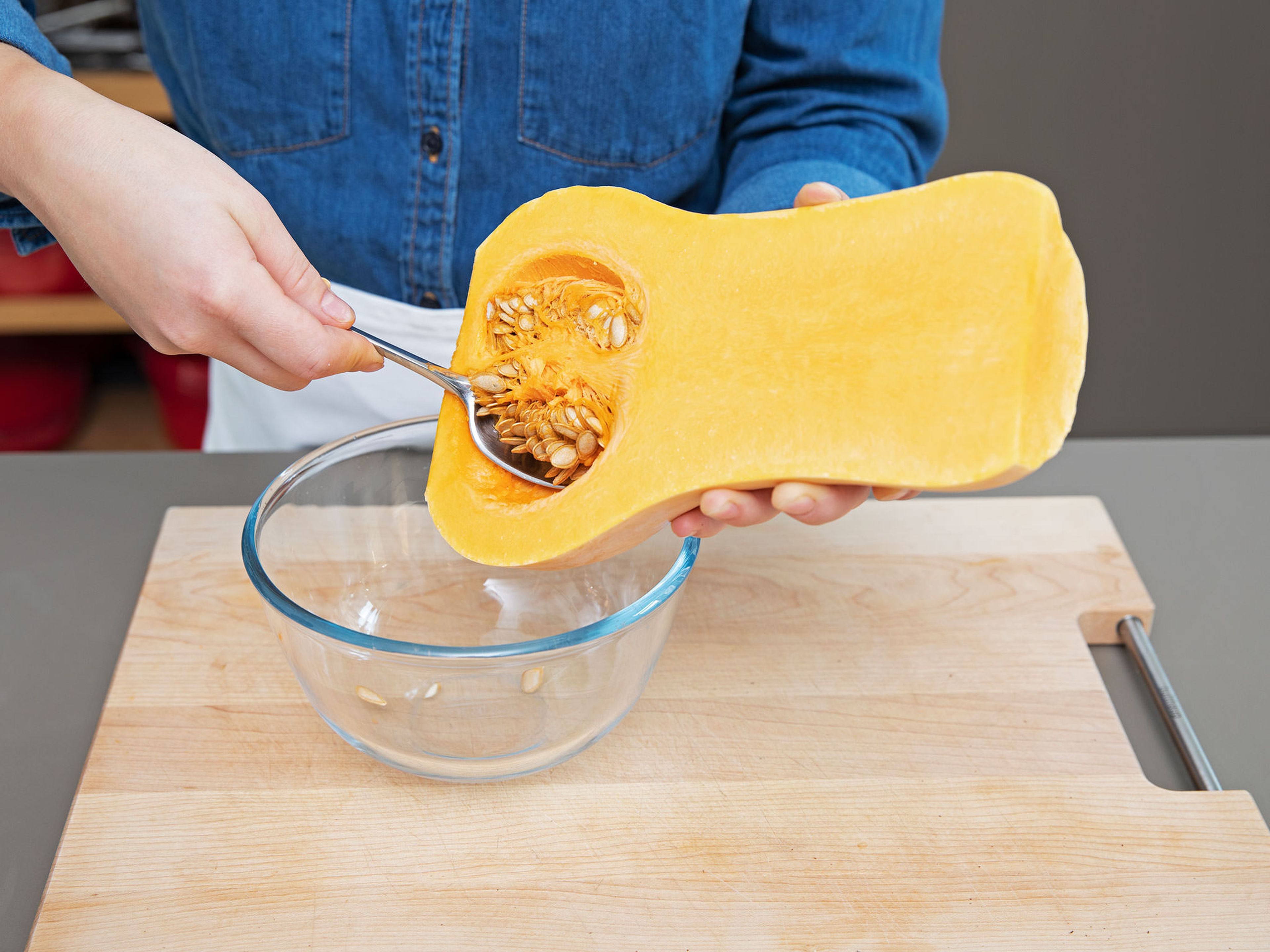 Backofen auf 200°C vorheizen. Butternusskürbis falls gewünscht schälen, halbieren und die Kerne entfernen.