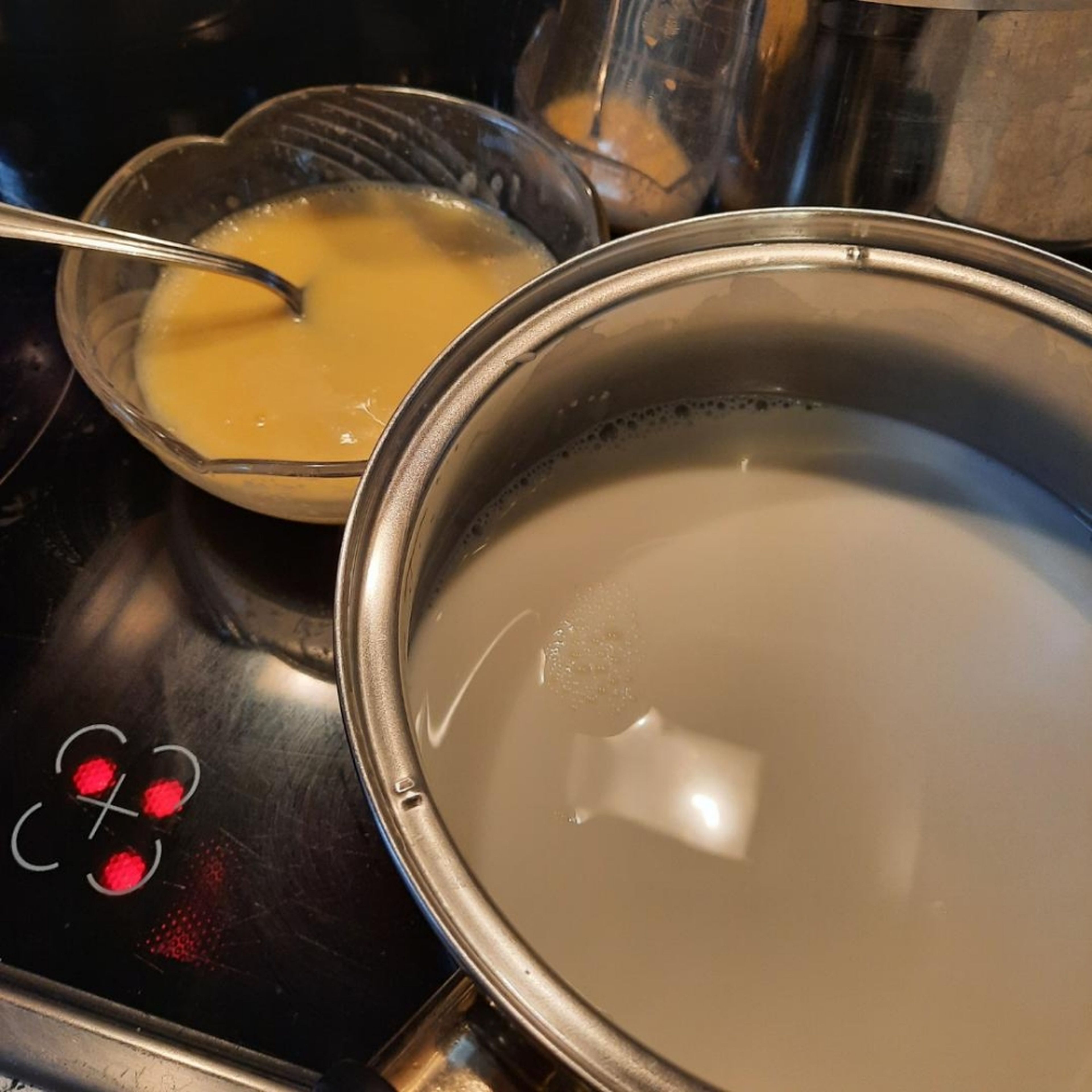Während der Kranz im Ofen ist, den Pudding vorbereiten. Dafür 8 EL von der Milch abnehmen und mit dem Puddingpulver und dem Zucker verrühren. Übrige Milch aufkochen und den Pudding einrühren. Zum Schluss die Butter einrühren. Den Pudding mit Frischhaltefolie abdecken (so bildet sich keine Haut) und auf zimmertemperatur auskühlen lassen.