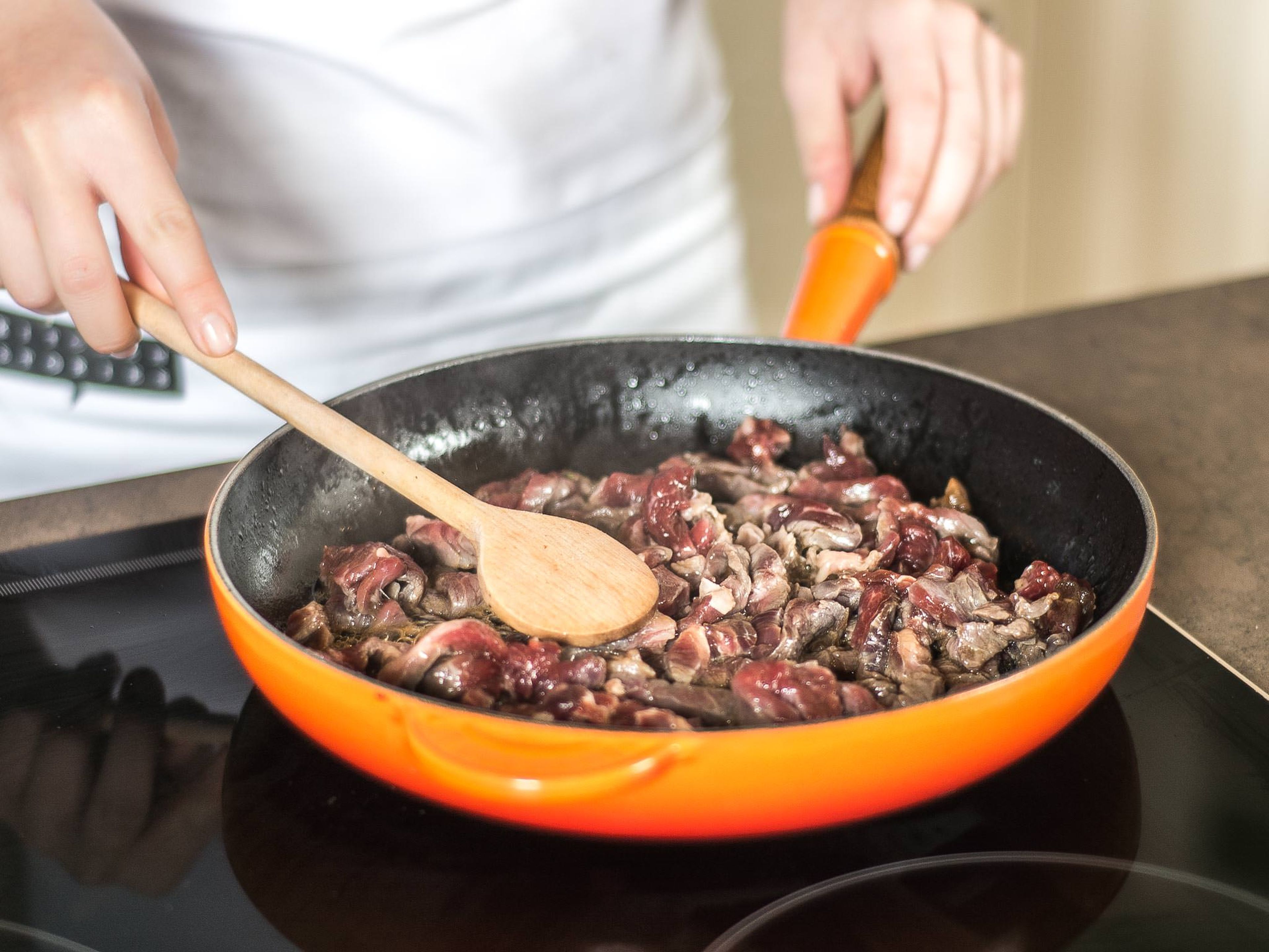 Brown the beef strips on all sides in a hot frying pan with some vegetable oil for approx. 3 – 5 min.
