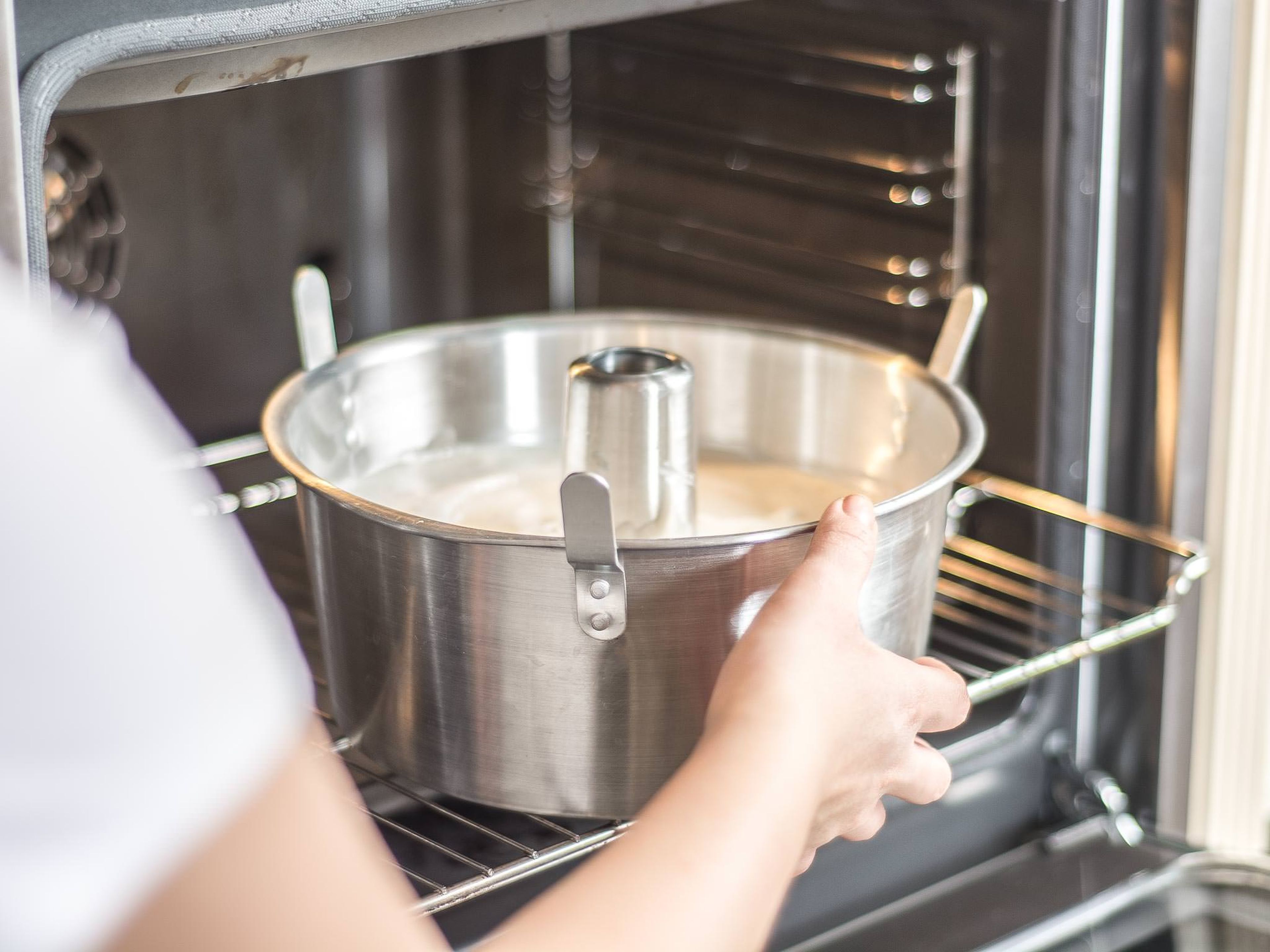 Mehlmischung vorsichtig unter den Eischnee heben und den Teig in eine Angel Food Cake Form füllen. Im vorgeheizten Ofen bei 160°C ca. 35 – 45 Min. golden backen.