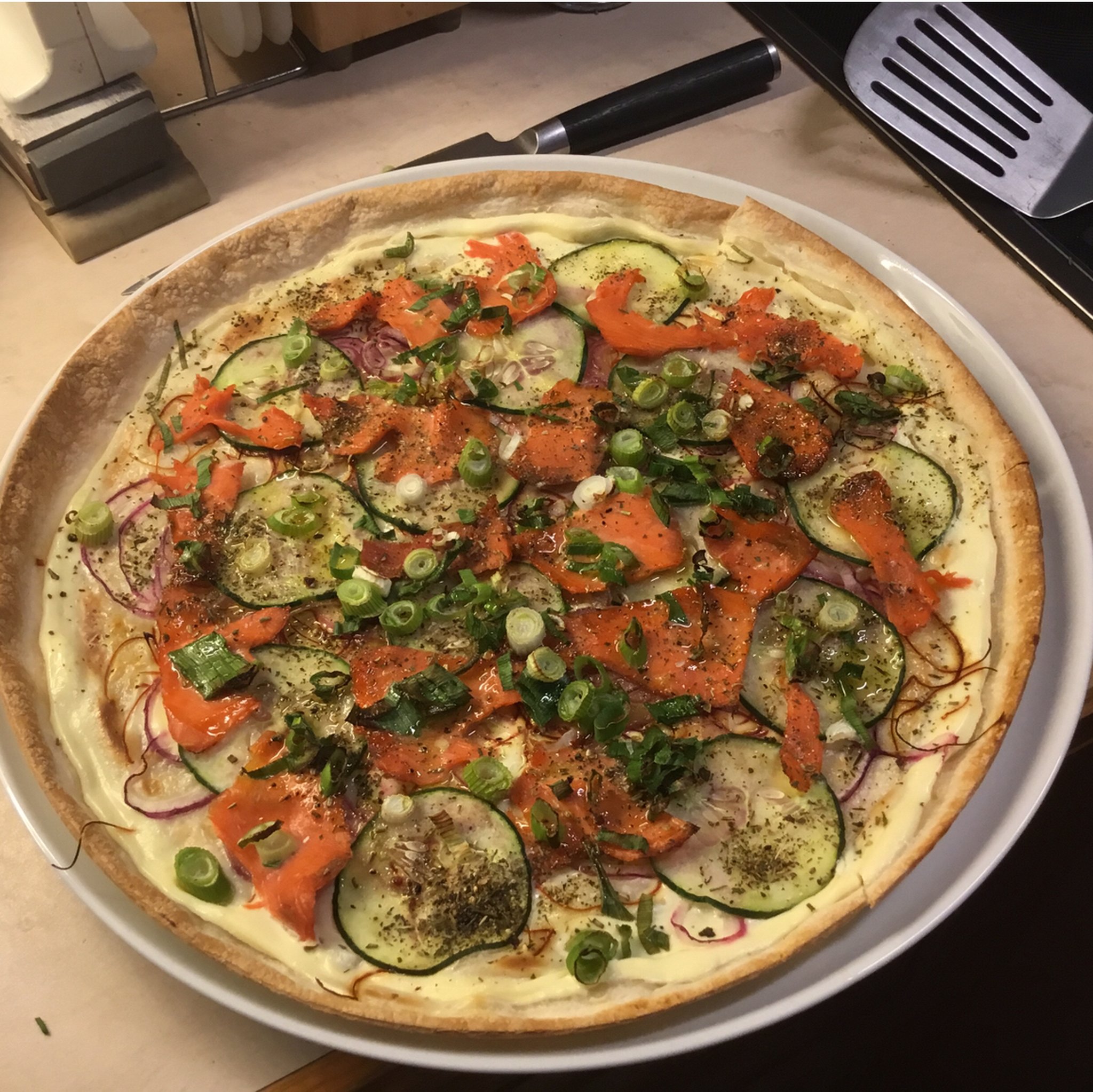 Flammkuchen mit Lachs, Gurke und Frühlingszwiebeln | Rezept | Kitchen ...