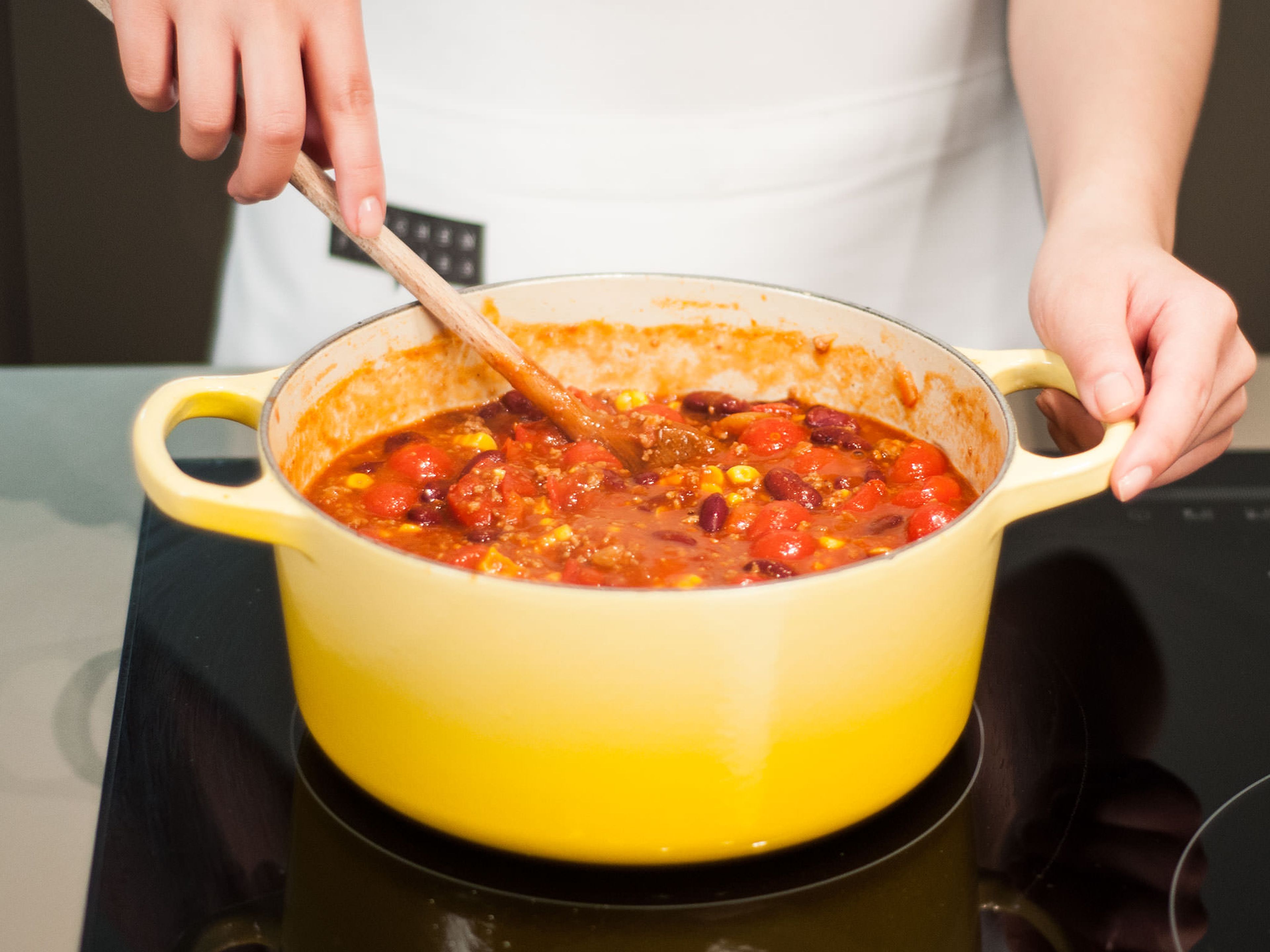 Leave to simmer for approx. 15 – 18 min. over low-medium heat. Stir occasionally. Season to taste with sugar, salt, and pepper. Enjoy with aromatic rice and serve with sour cream.
