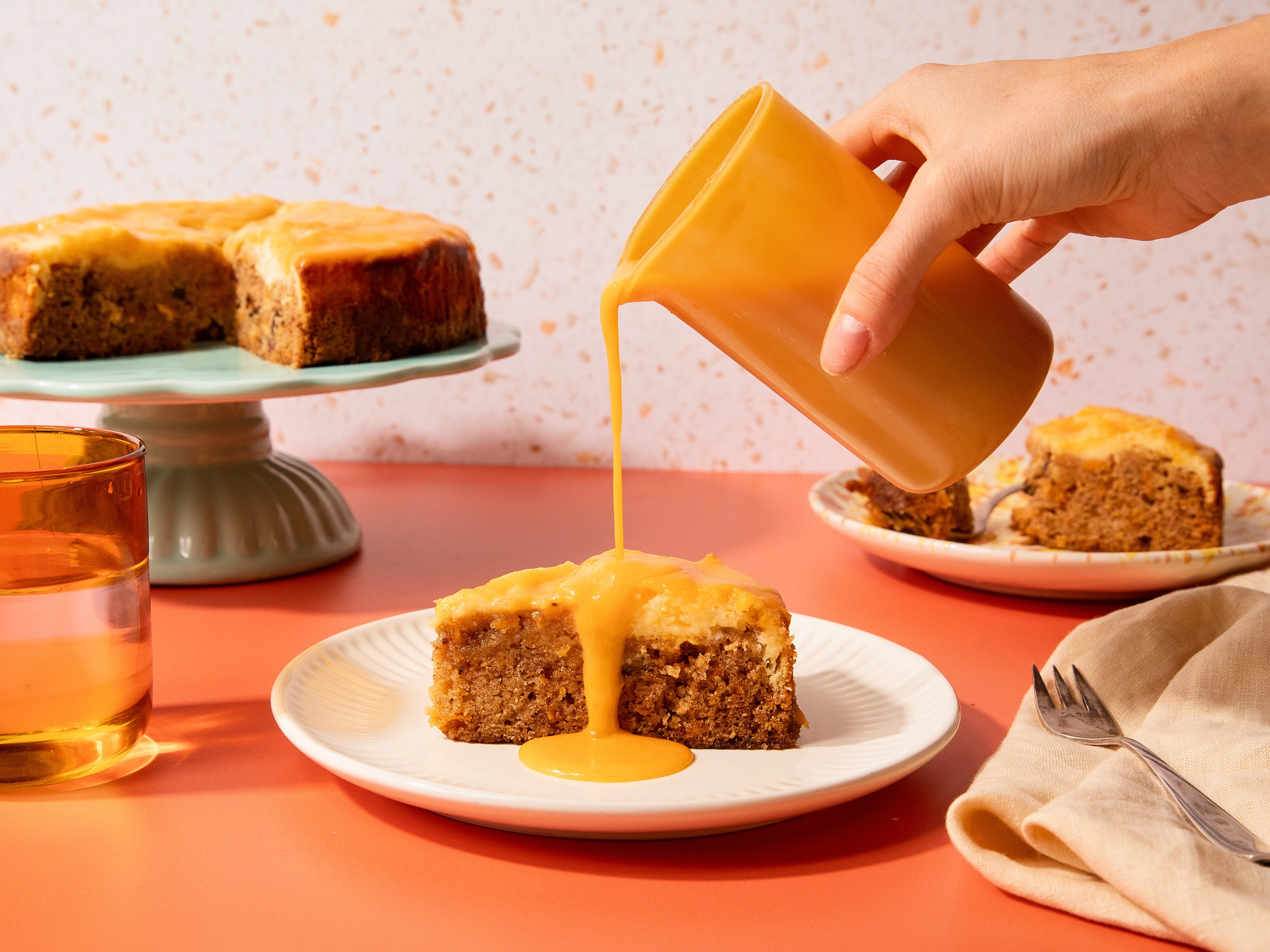 Cheesecake-Karottenkuchen mit Karotten-Karamellsoße