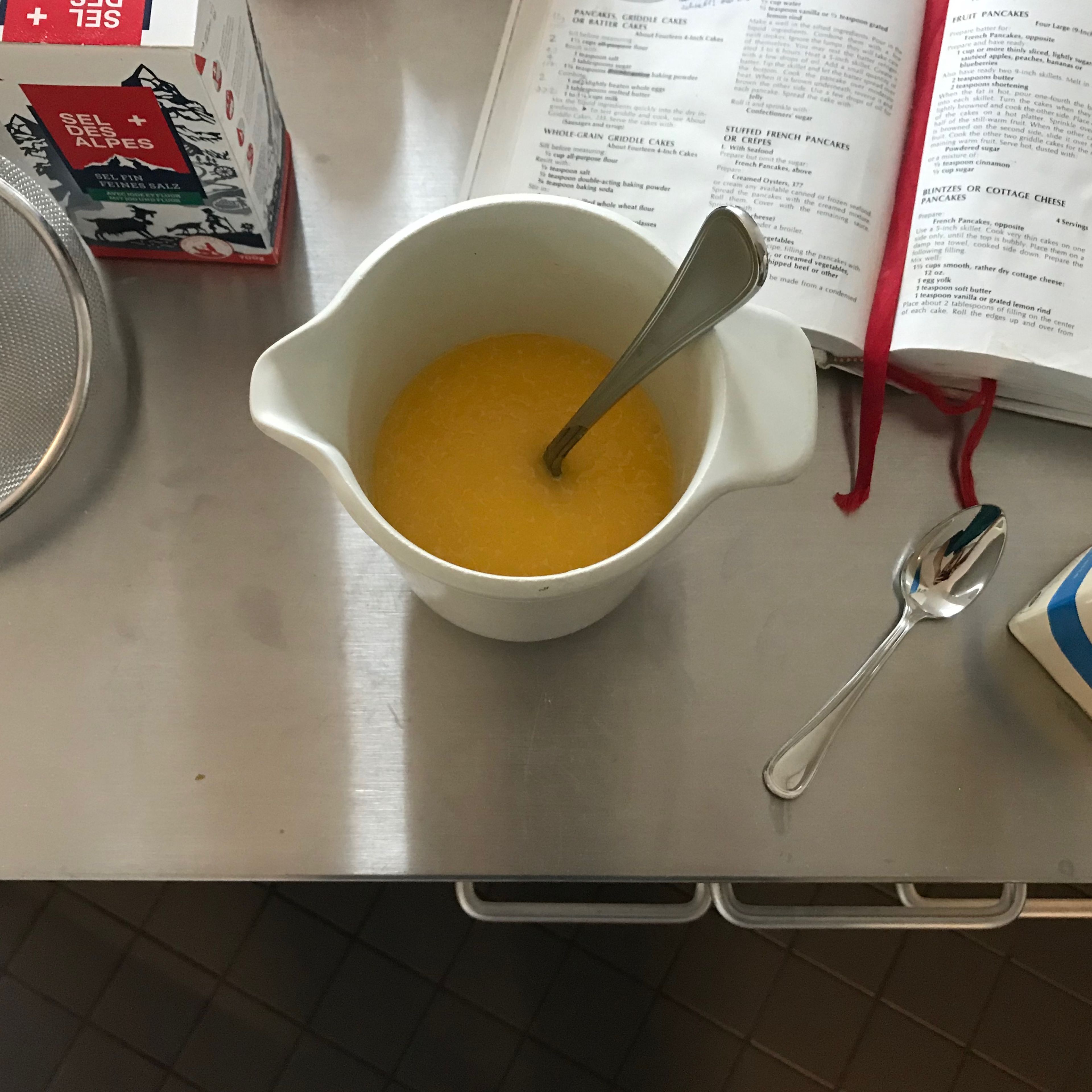 Butter schmelzen und Eier schlagen. Alle Flüssigkeiten separat zur Mehlmischung gut vermischen.