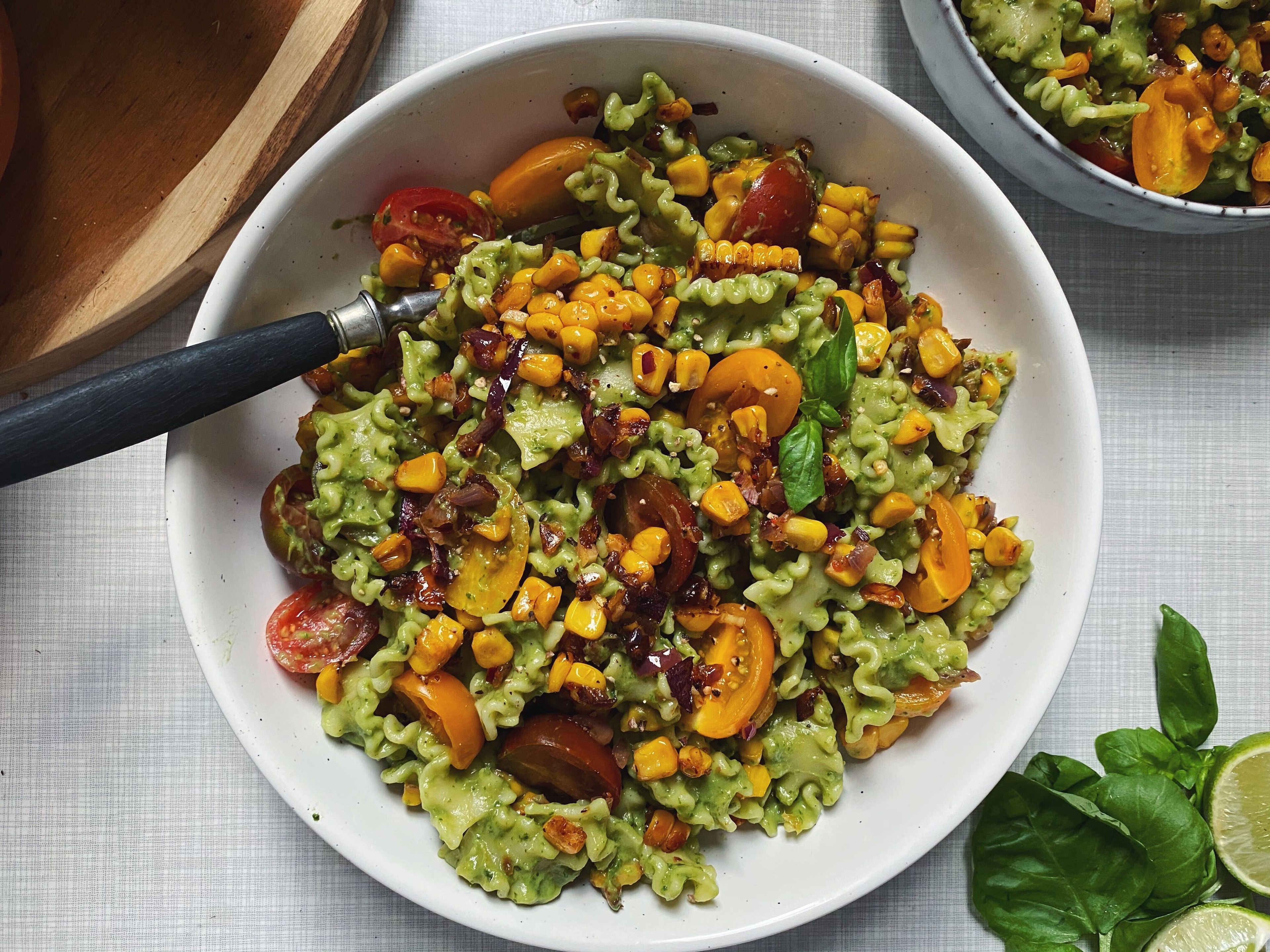 Nudelsalat mit gebratenem Mais und Basilikumdressing