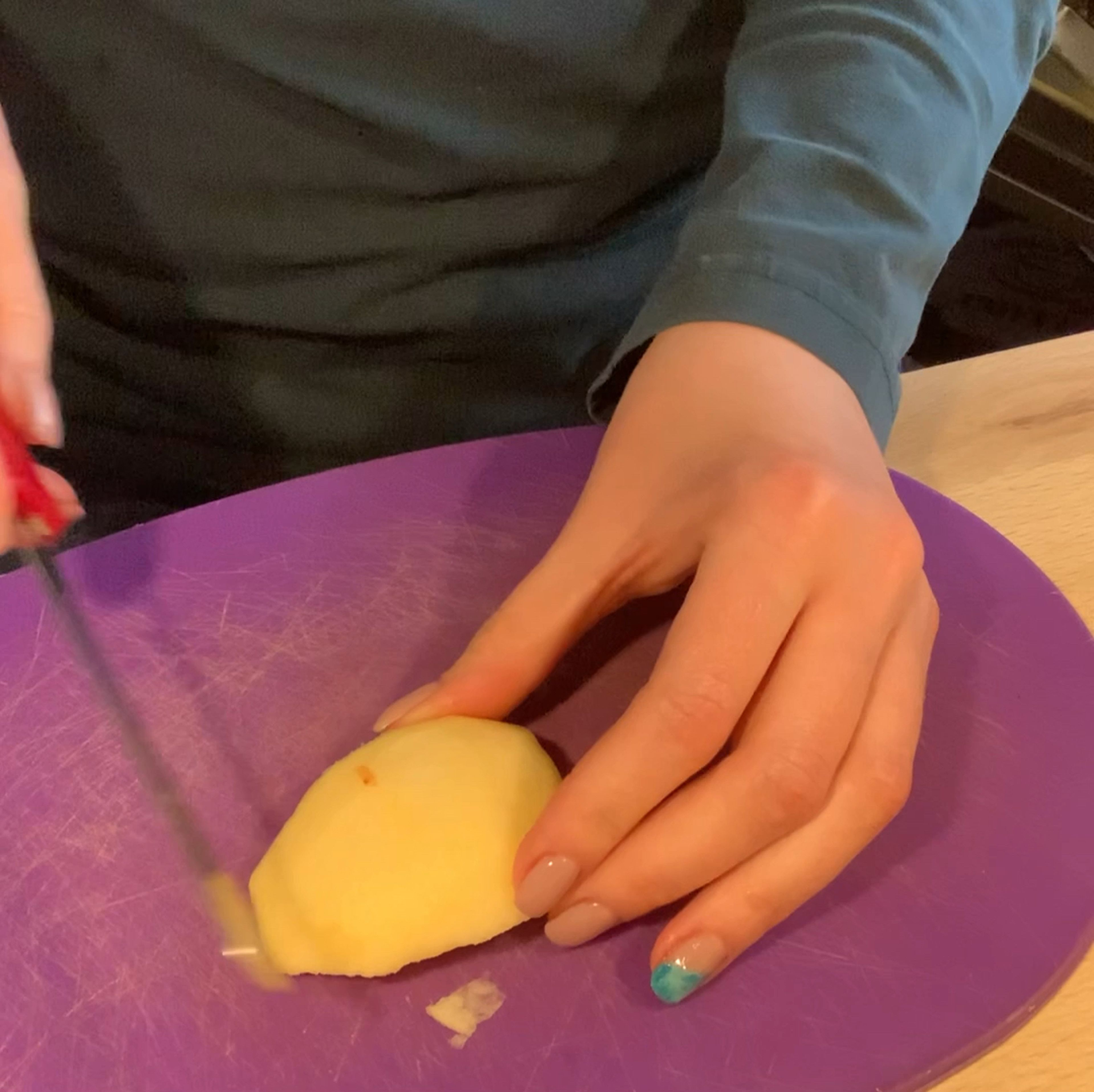 Die Apfelstücke, mit der Wölbung nach oben einschneiden.