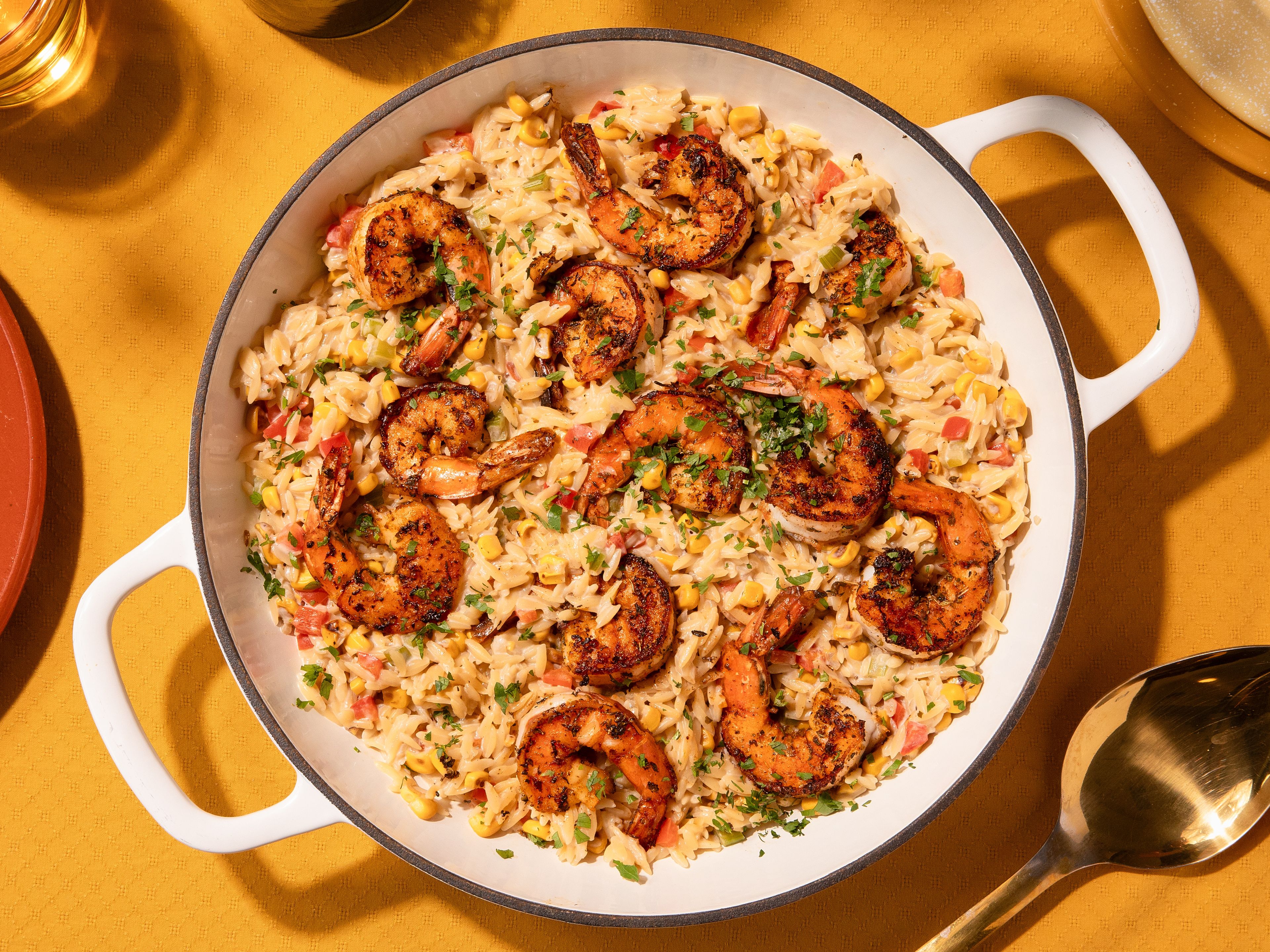 One-Pan Orzo mit Garnelen und geröstetem Mais