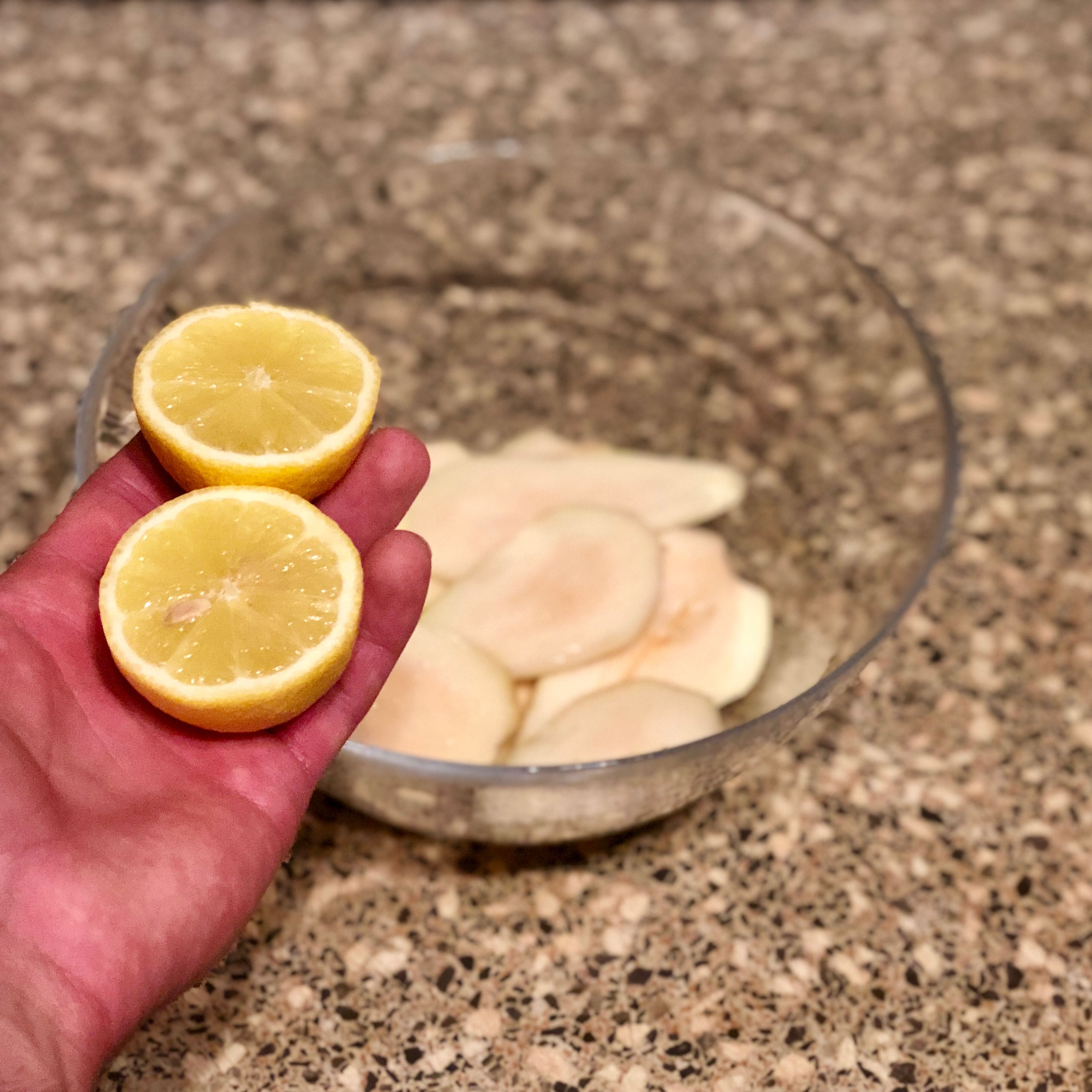 Sprinkle already sliced pears with lemon juice and leave aside.