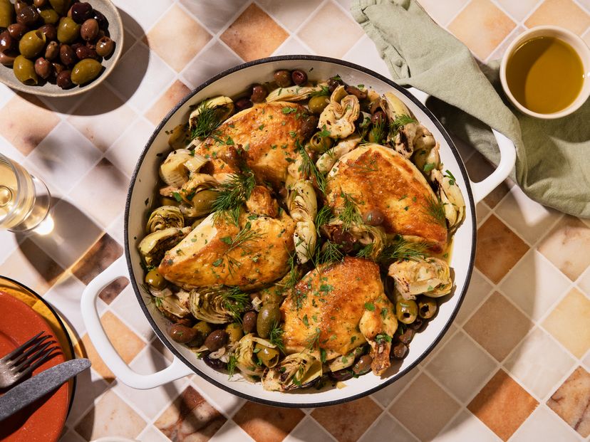 Aromatisches Huhn mit Artischocken und Oliven in Weißwein