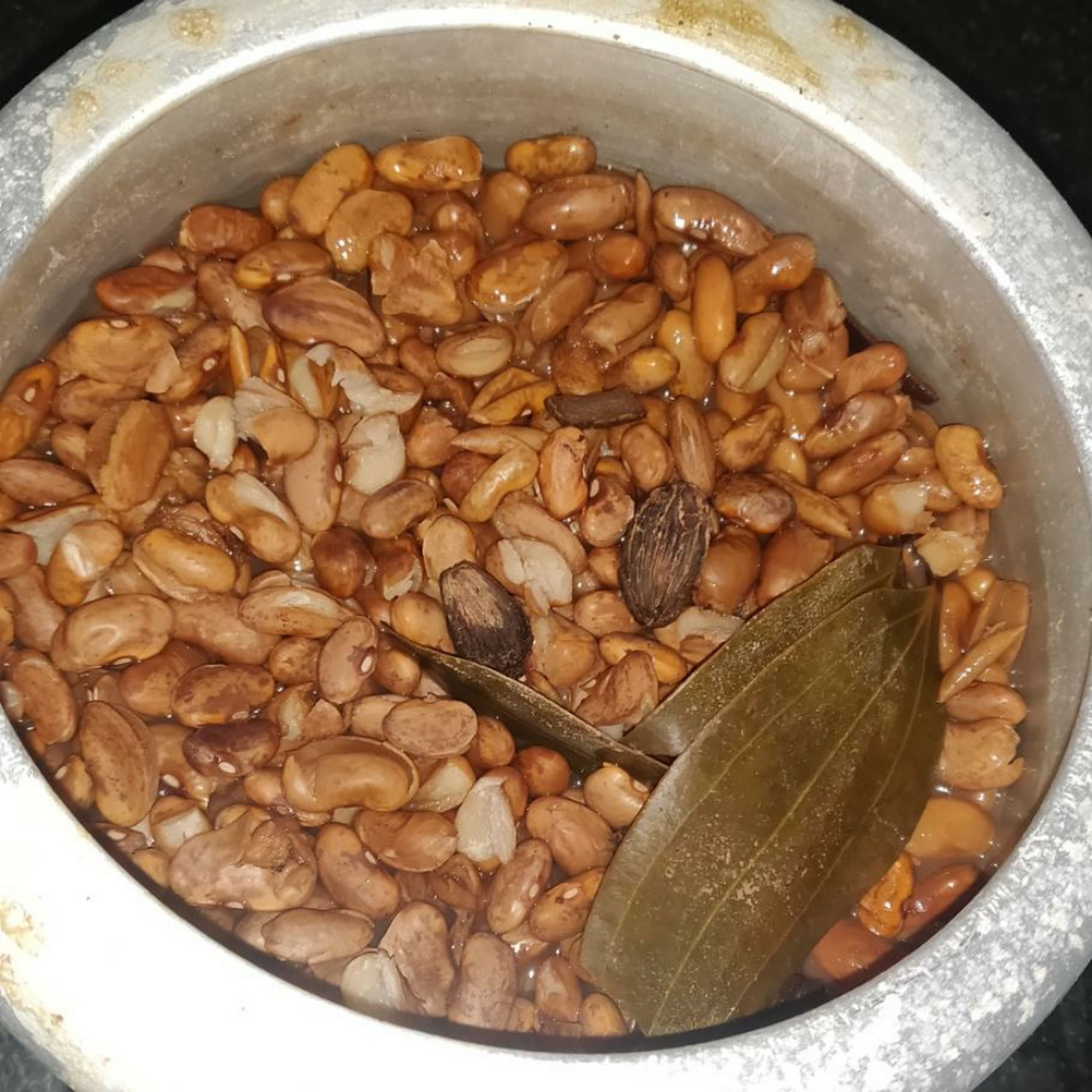 In a pressure cooker. Add overnight soaked kidney beans. Then add water in just covering the kidney beans. Add black cardamom, cinnamon stick and bay leaves. add 1 tsp salt to it. Pressure cook for 15-20 min. The kidney beans should be easily mashed. If not pressure cook for 1-2 more whistles.