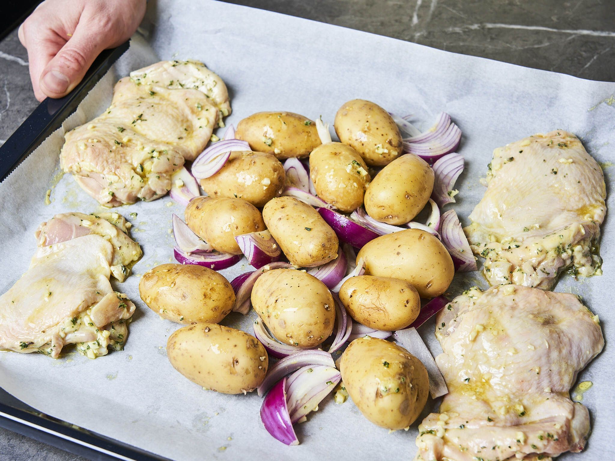 Zitronen-Hähnchen und Gemüse vom Blech mit Kräuter-Dip | Rezept ...