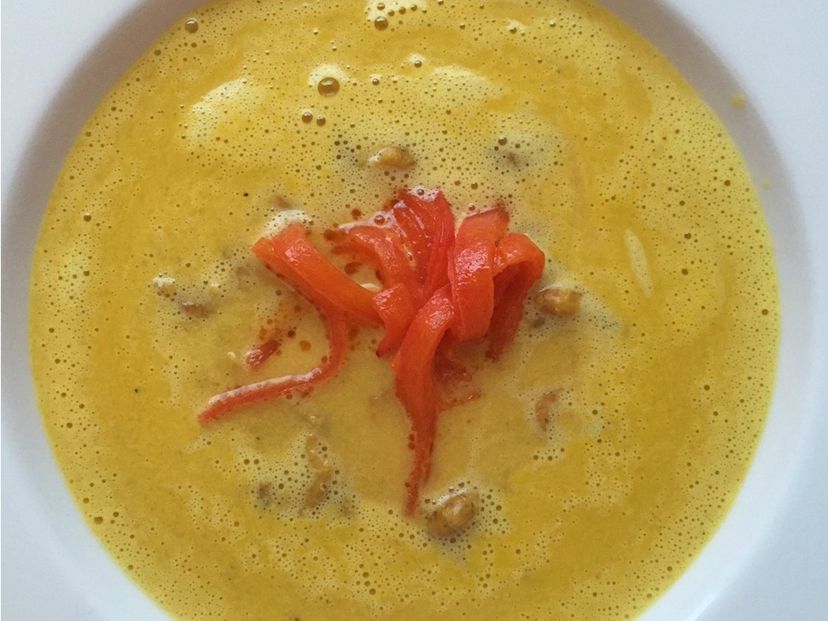 Creamy bell pepper soup with bay shrimps