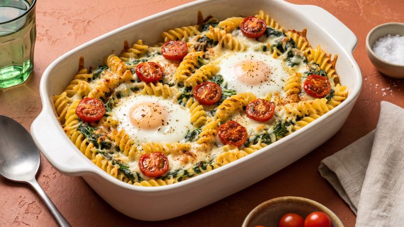 Cremiger Nudelauflauf mit Spinat und gebackenem Ei
