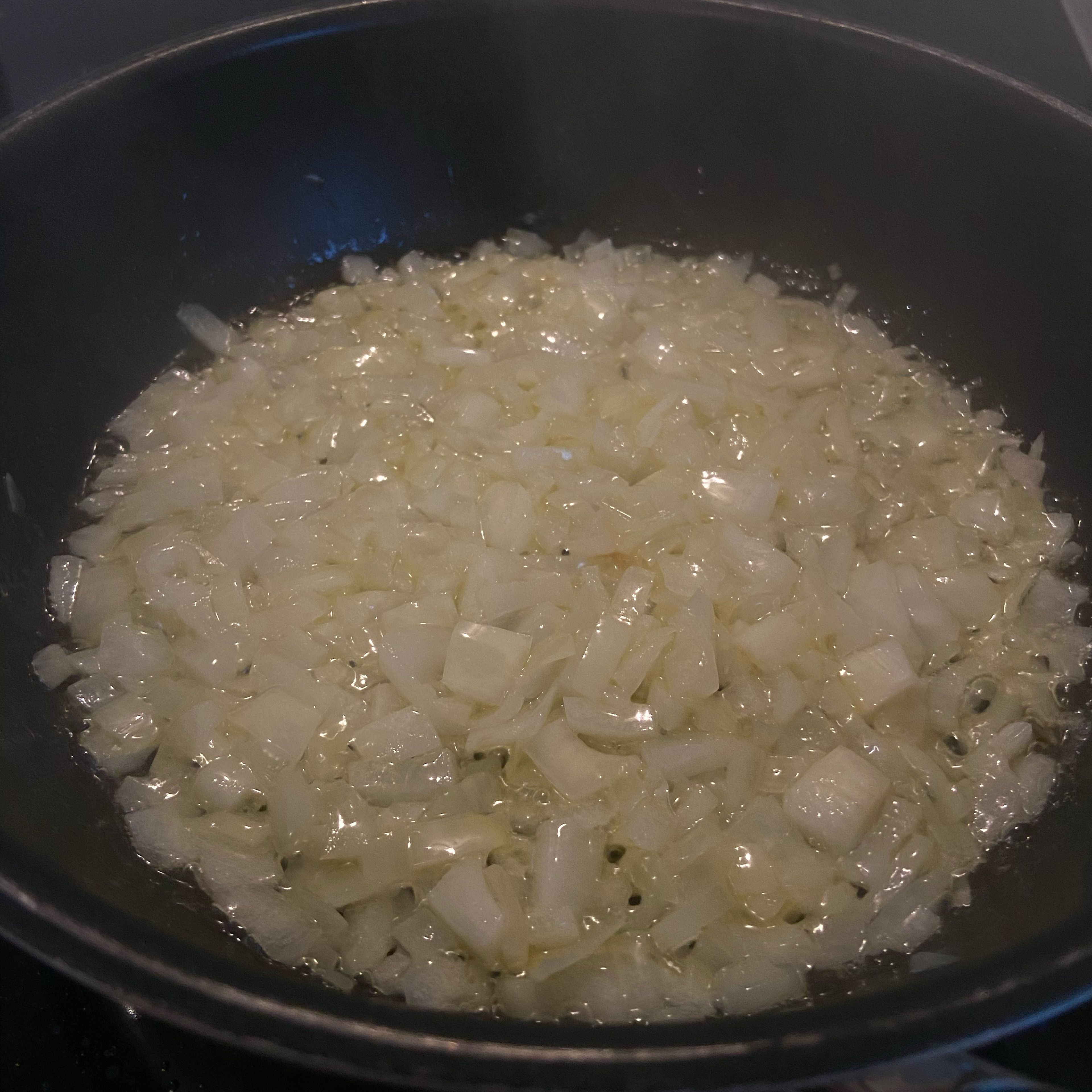 Zwiebel in Würfel hacken und in Butter glasig dünsten
