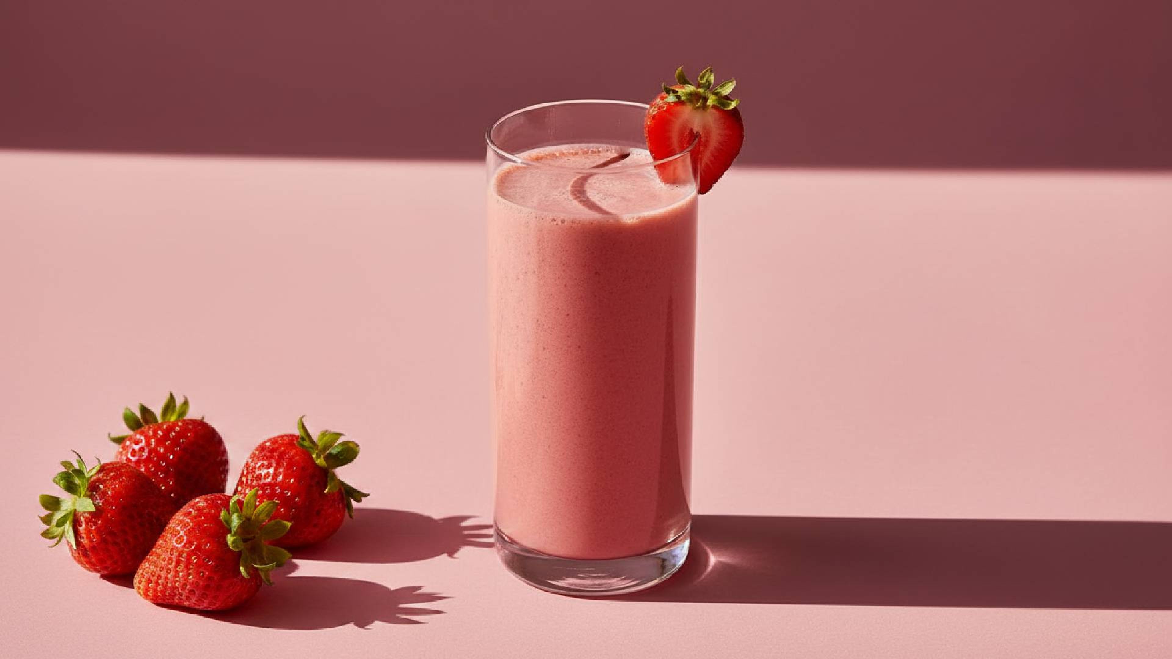 Cremiger Erdbeer-Buttermilch-Smoothie für ein schnelles Frühstück