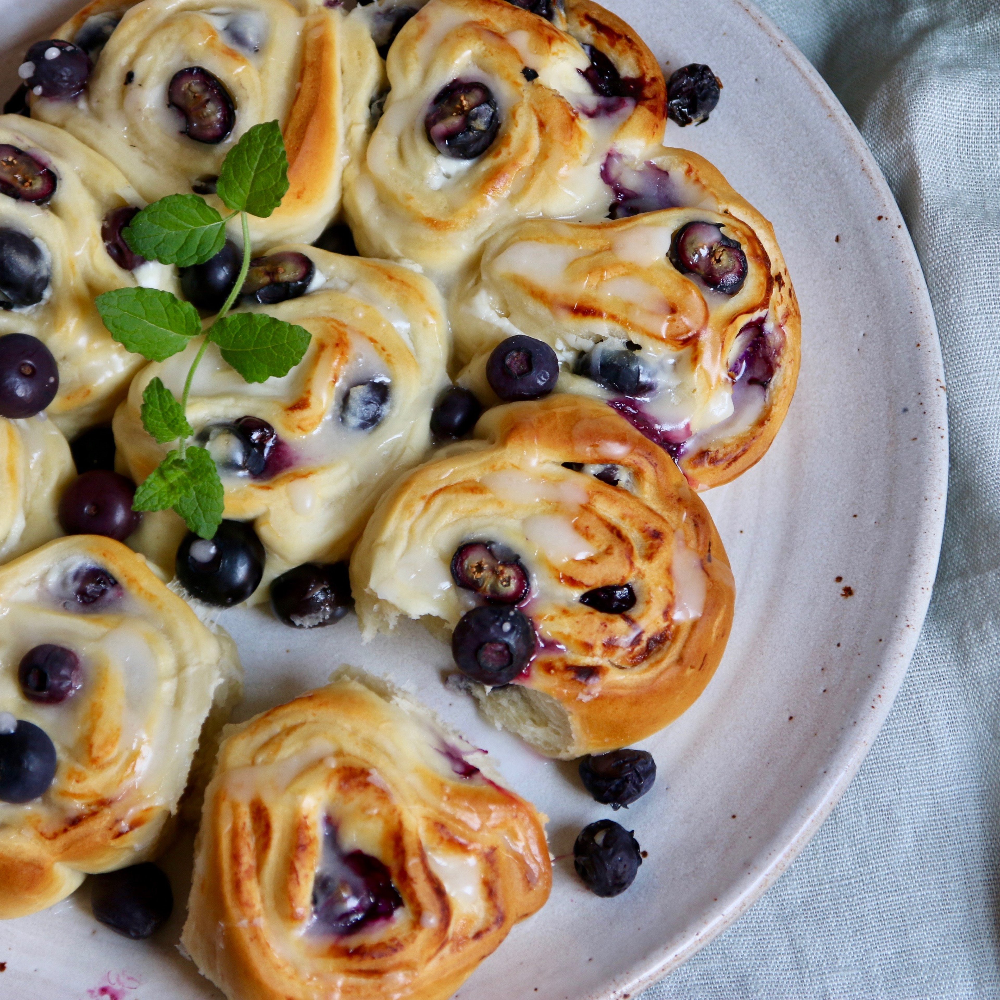 Blueberry rolls with quark filling