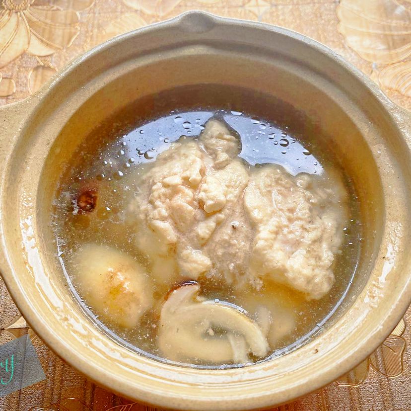 Matsutake Pilzsuppe mit Hühnchen-Tofu