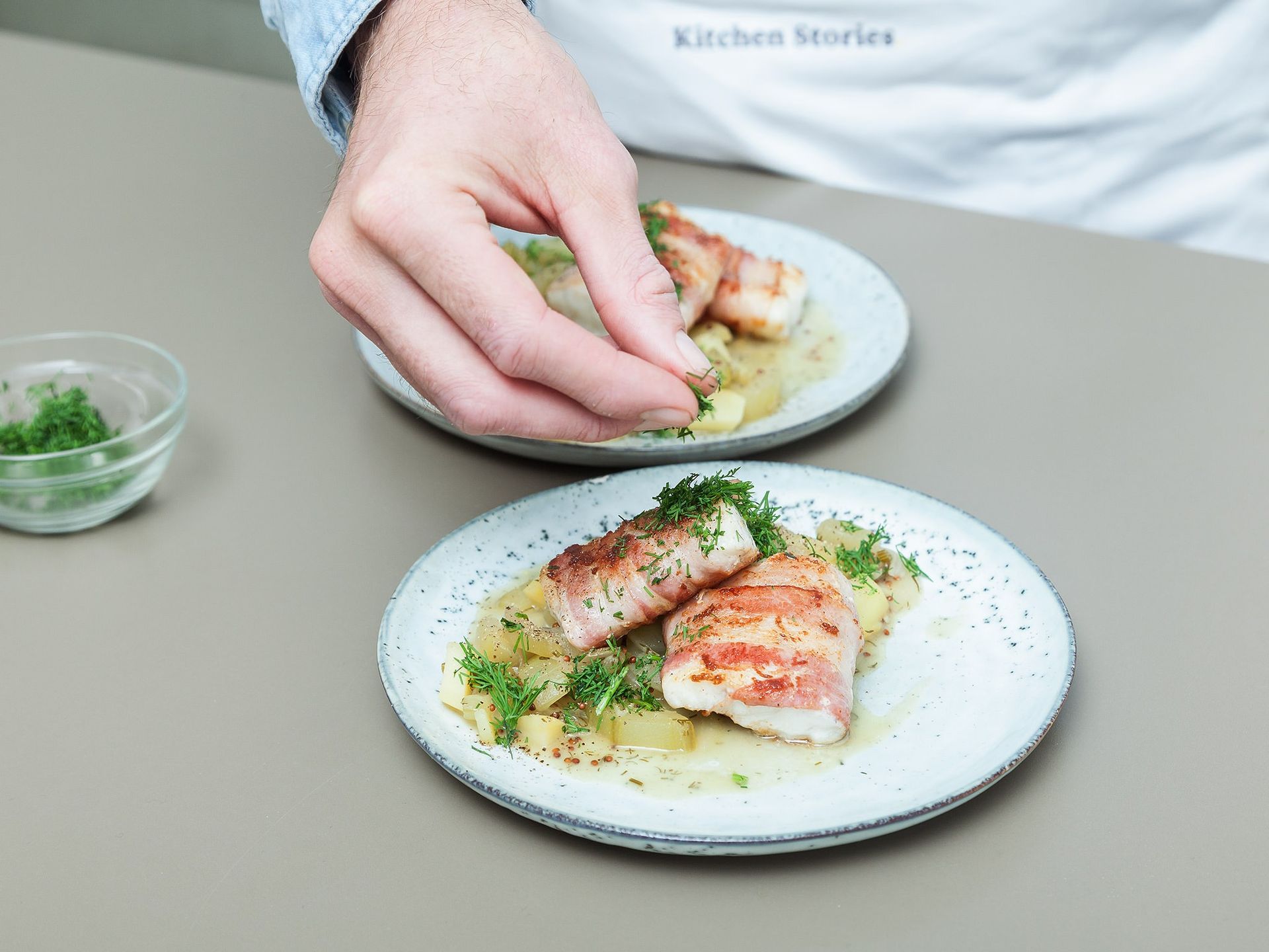 Zanderfilet im Speckmantel mit Schmorgurken-Gemüse | Rezept | Kitchen ...