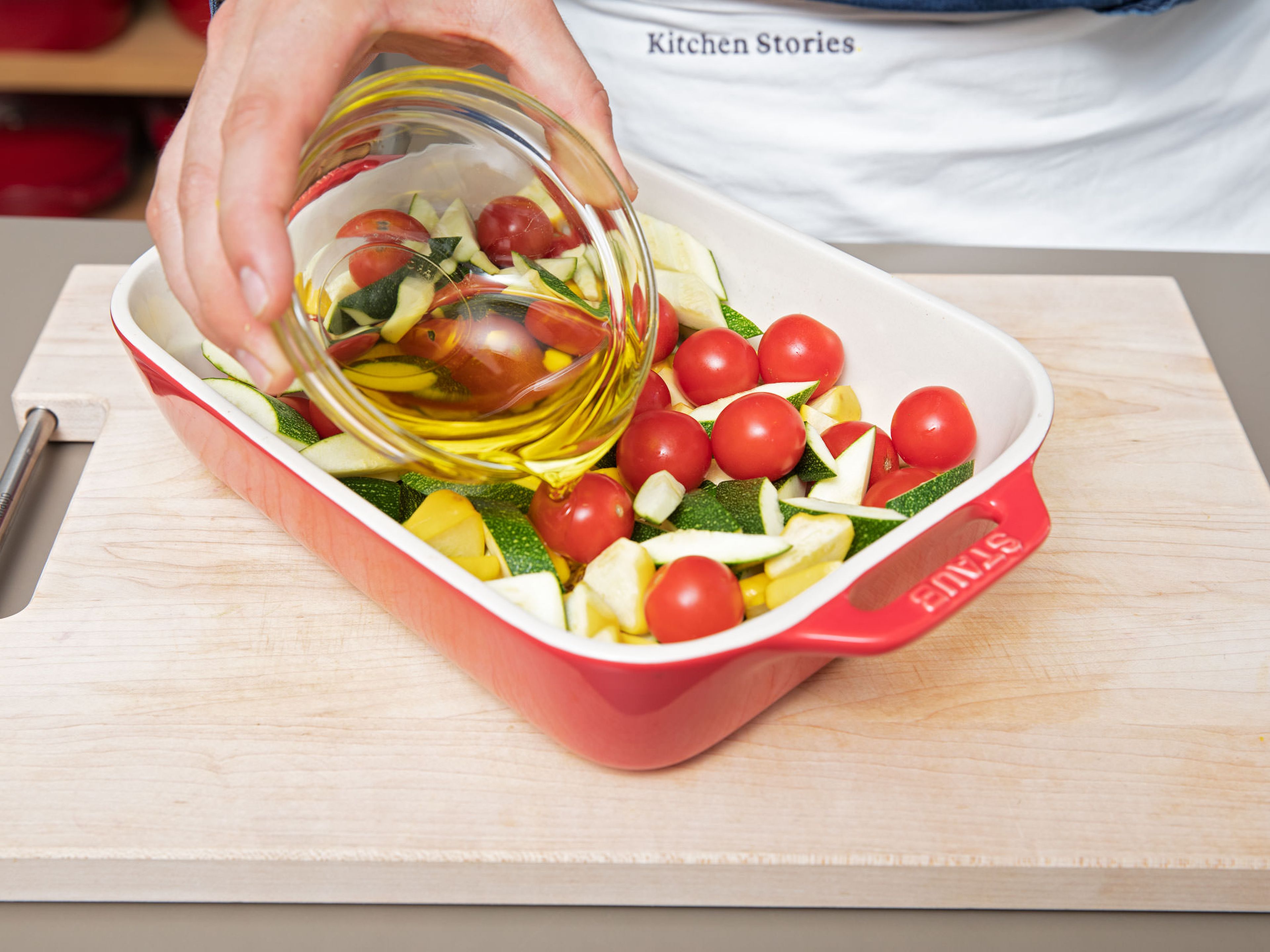 Die Hälfte des Olivenöls über das Gemüse träufeln, mit Salz und Pfeffer würzen und in den Backofen schieben. Bei 160°C für ca. 30 Min. rösten.