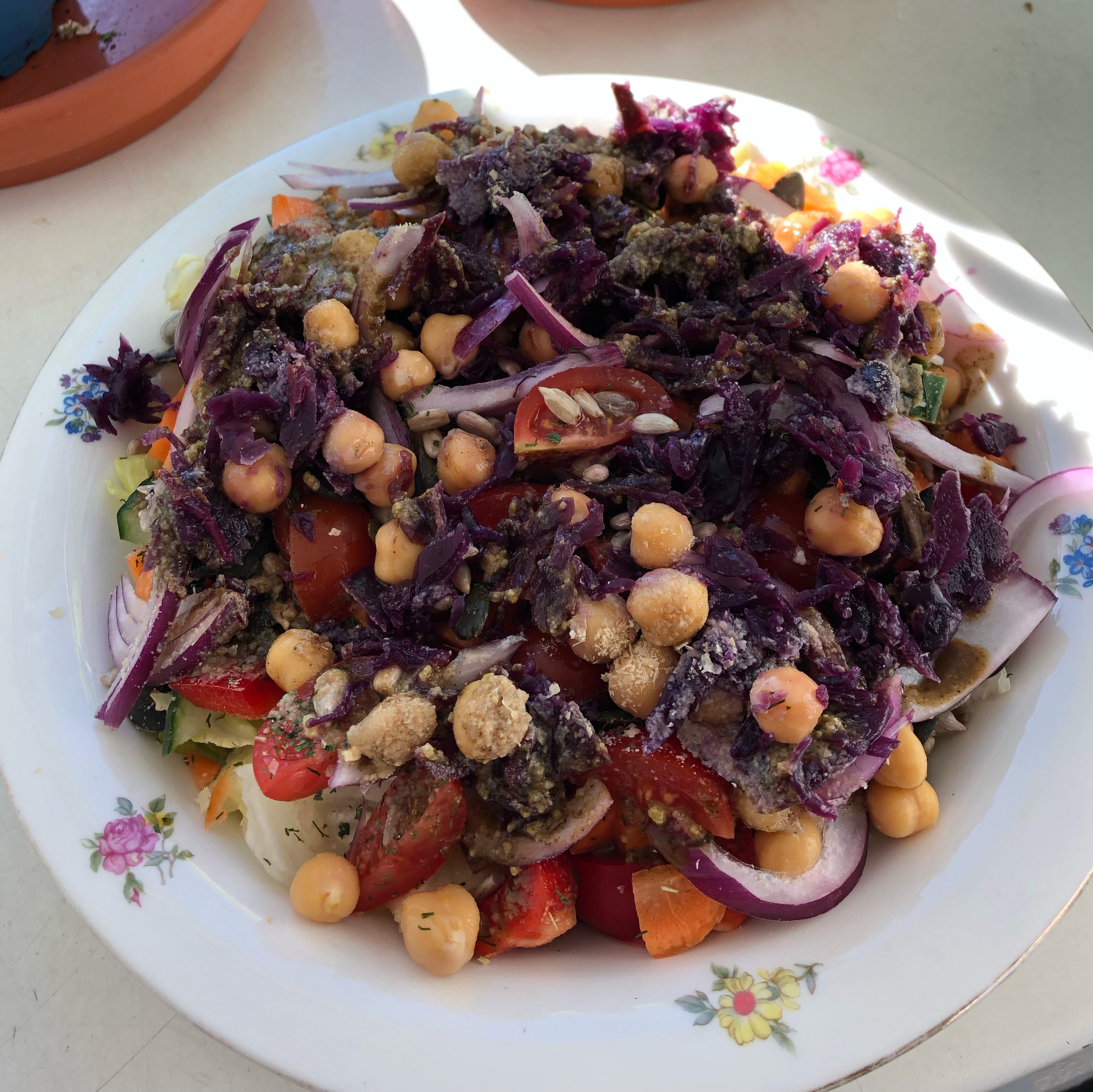 Bunter Salat mit Kichererbsen und Rotkohl