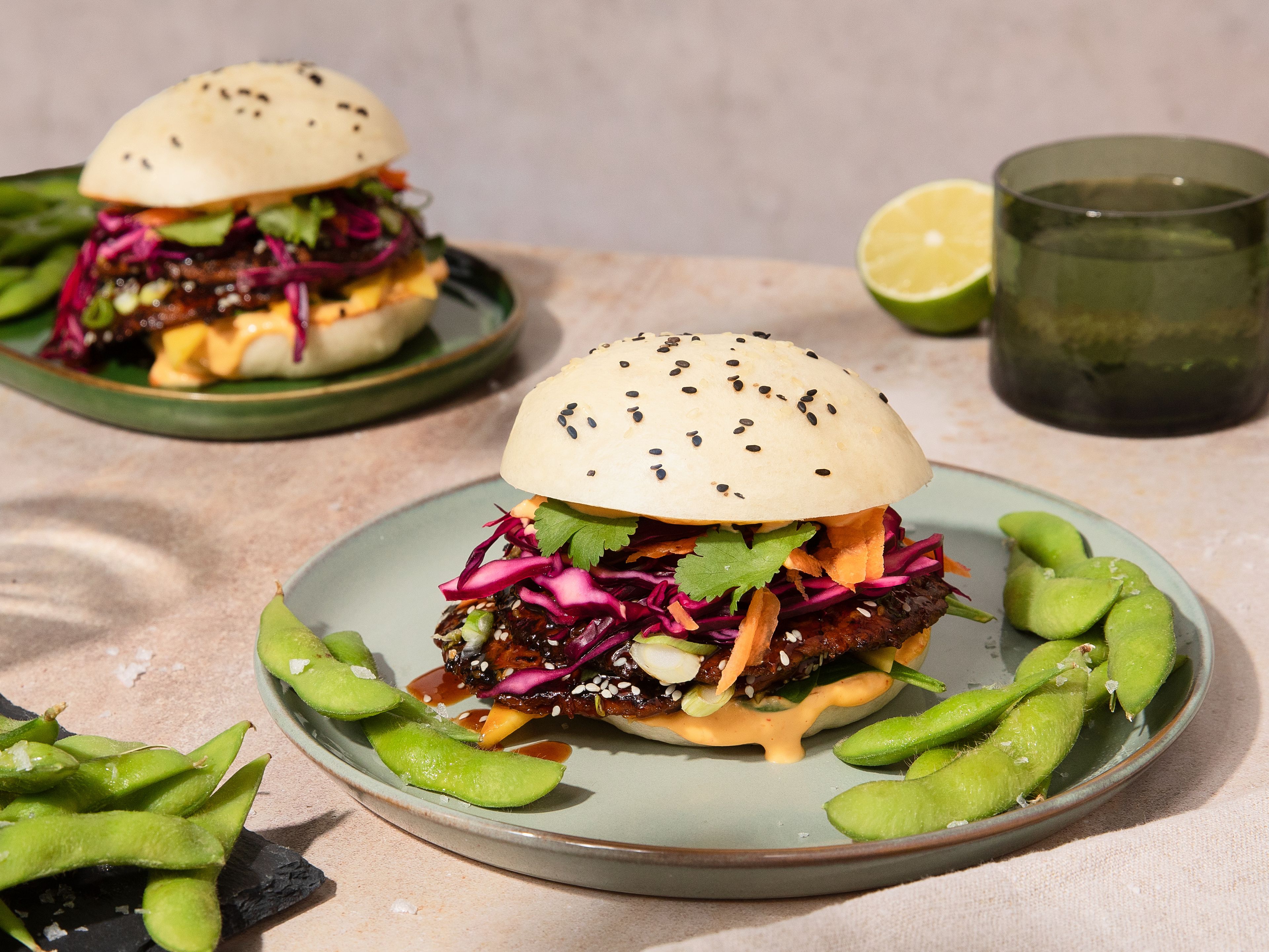 Saftiger Bao Bun Smash-Burger mit Edamame