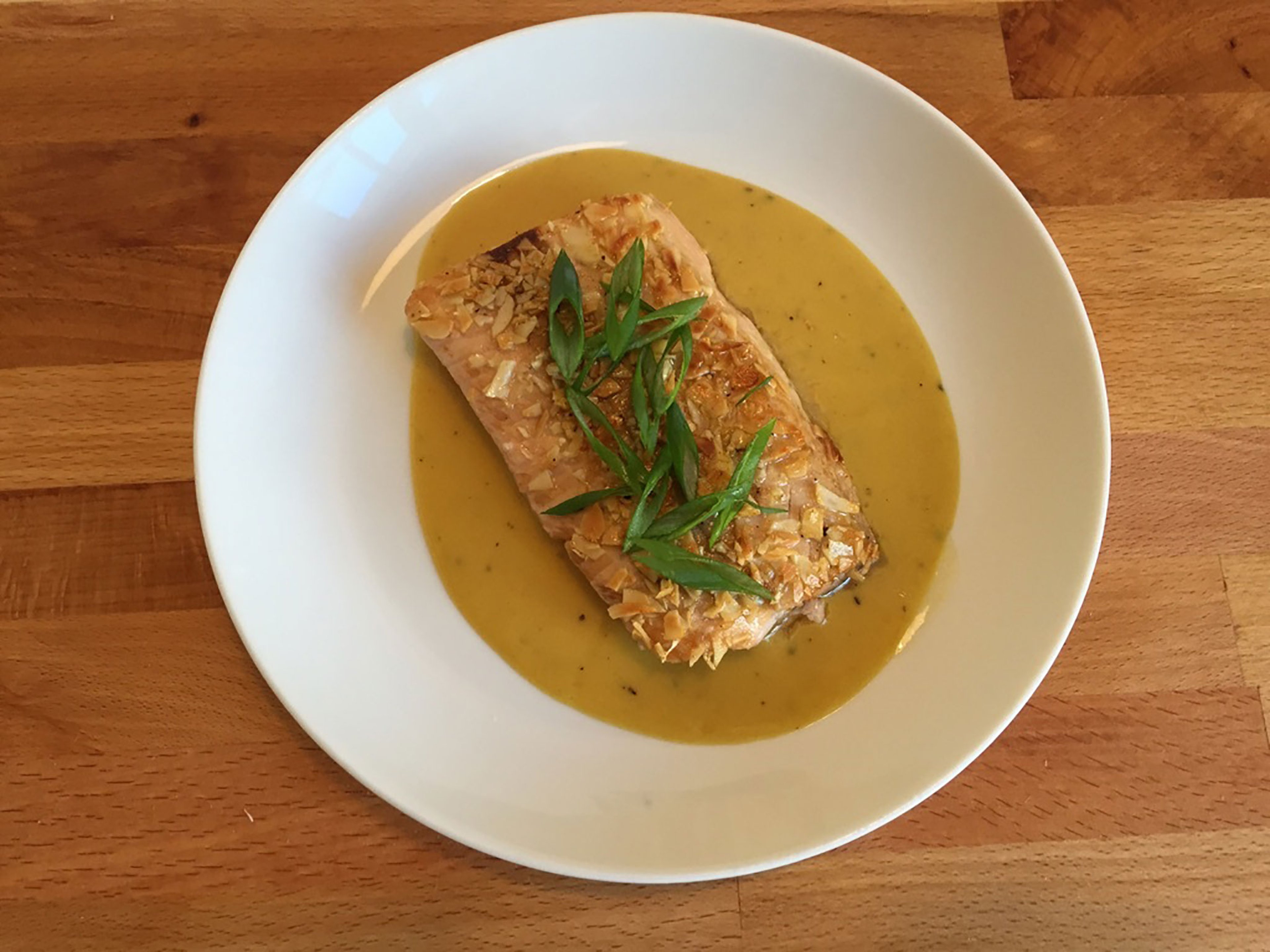 Almond-crusted fish fillet with honey-mustard-sauce