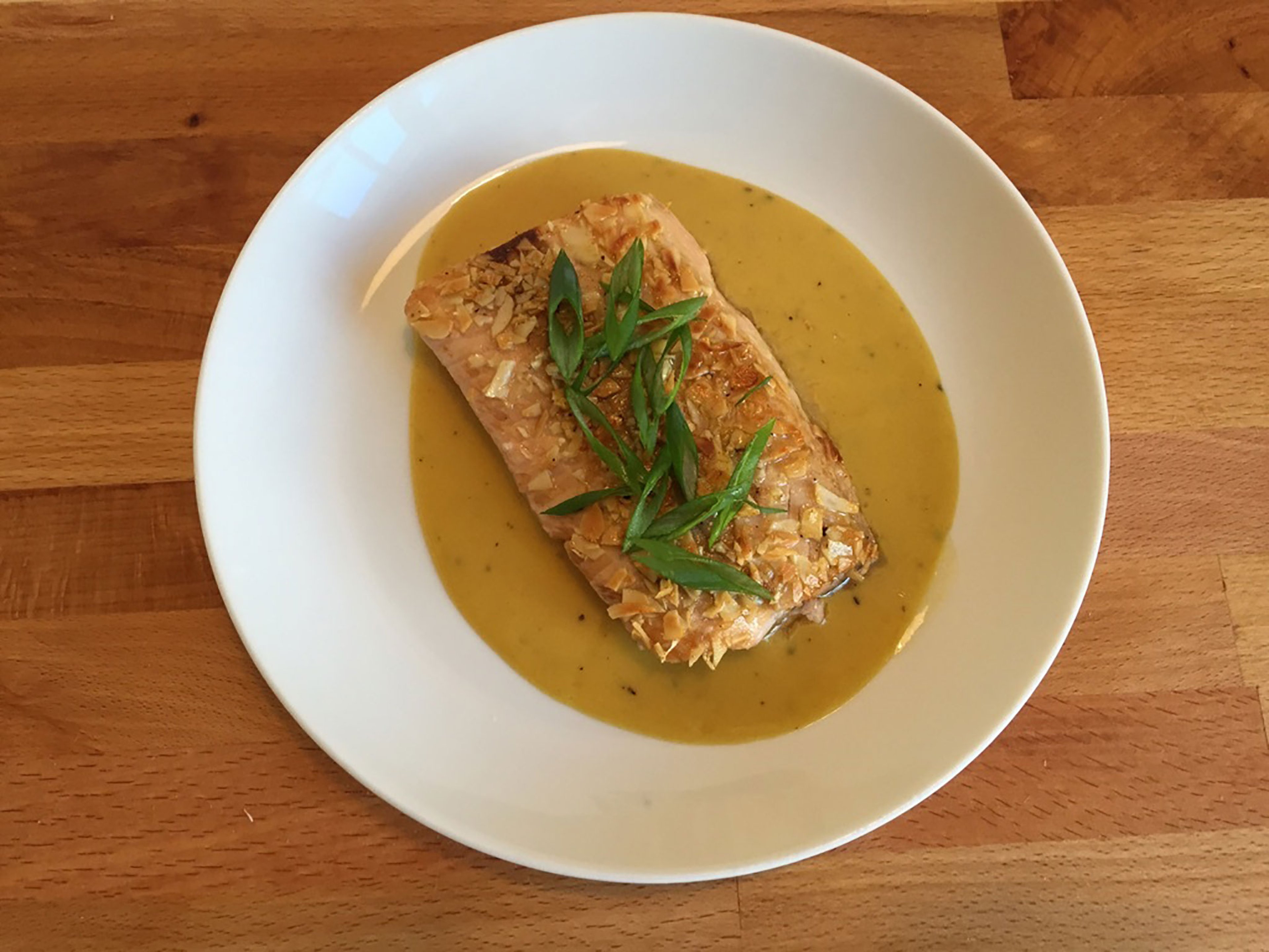 Fischfilet mit Mandelkruste auf Honig-Senf-Sauce