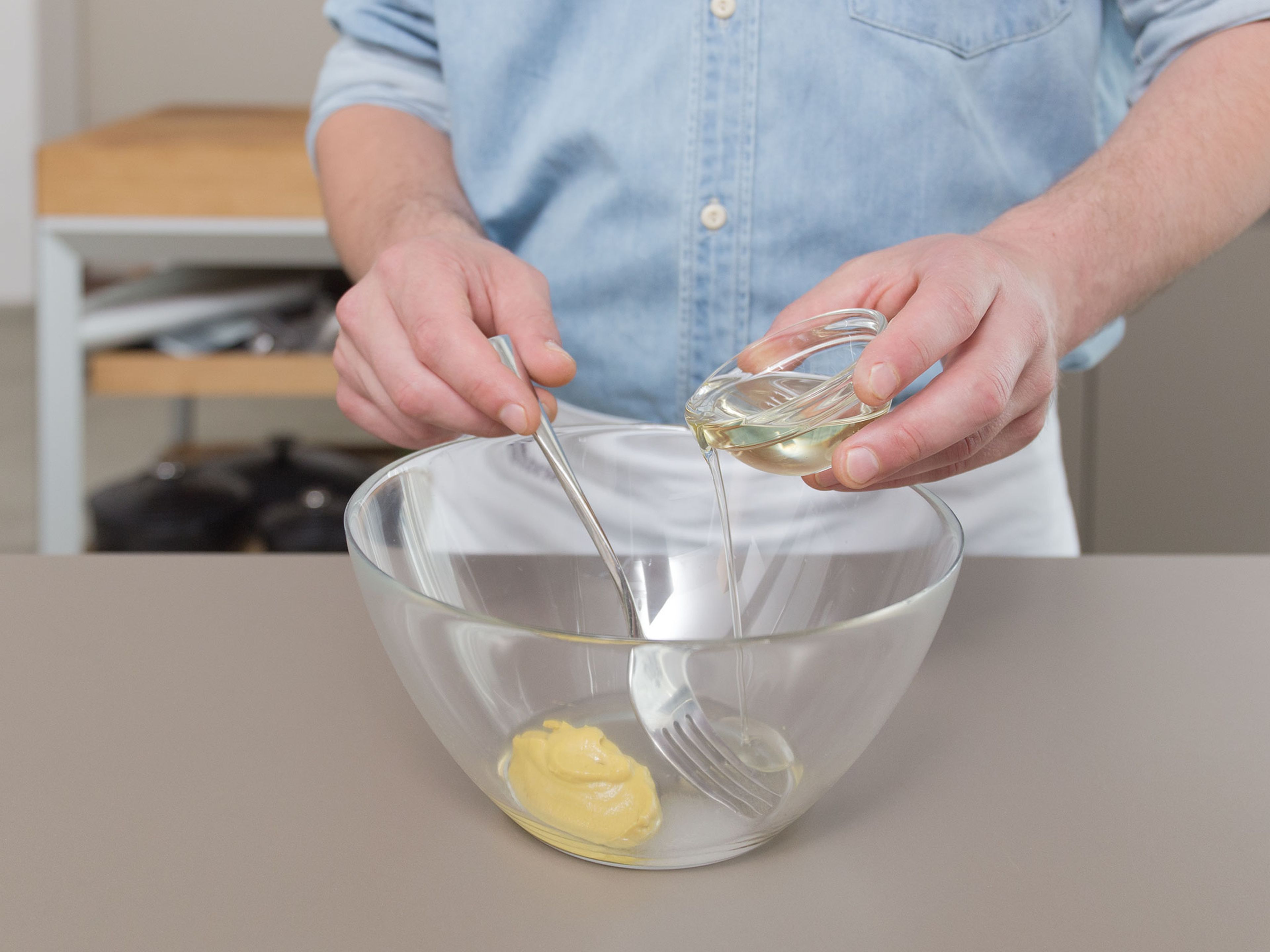 Für das Salatdressing Traubenkernöl, Senf, Essig, Wasser und einen Teil des Zuckers in einer kleinen Schüssel vermengen.