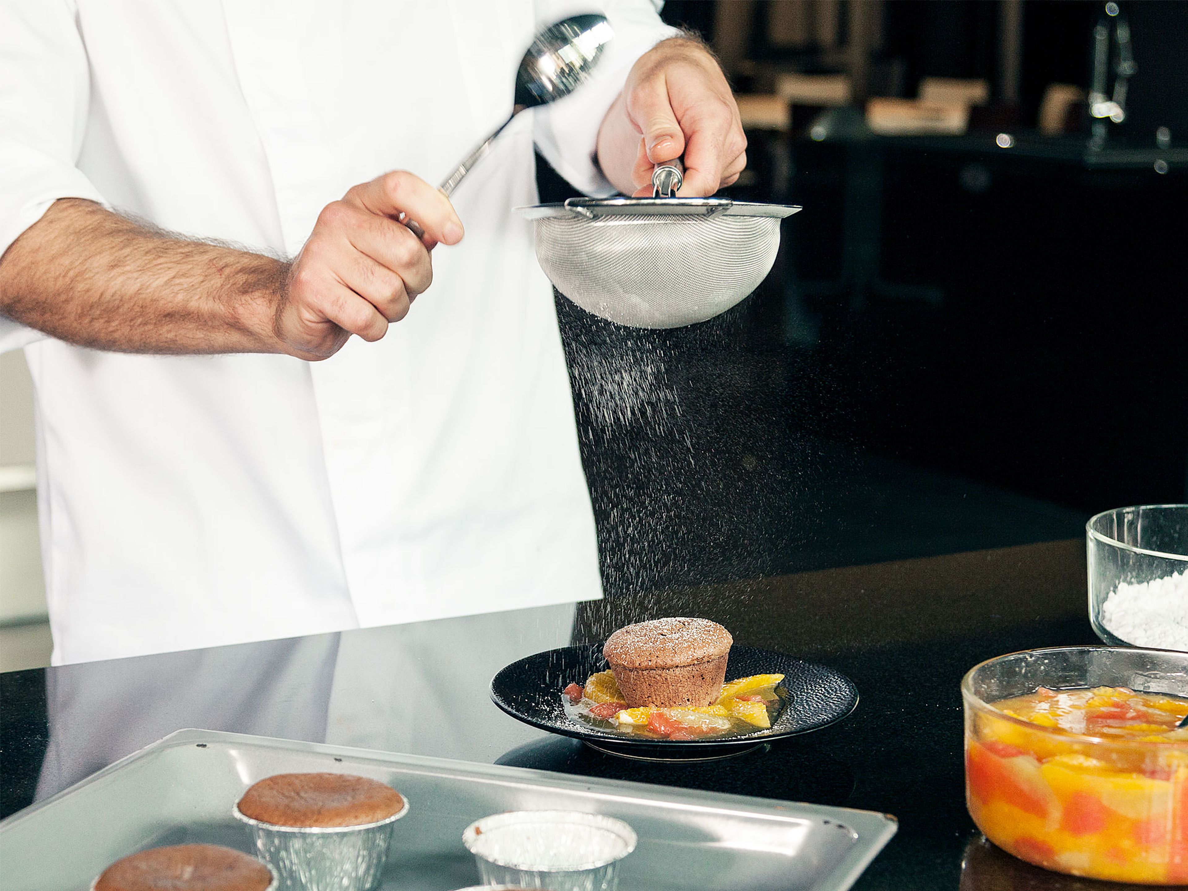 Zitrusfruchtsalat auf Tellern verteilen und Schokoküchlein direkt daraufsetzen. Mit Puderzucker bestäuben und servieren. Guten Appetit!