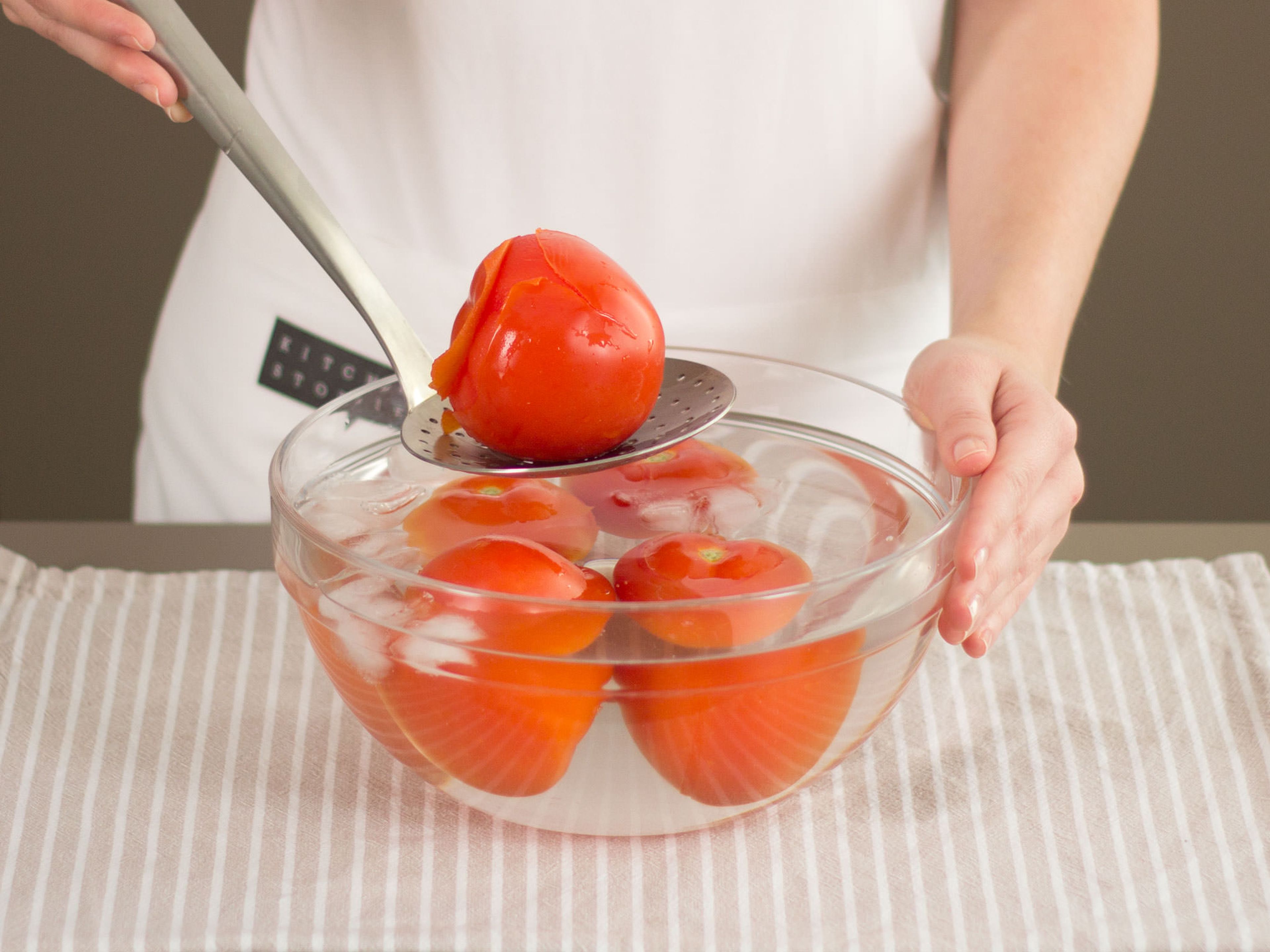 Backofen auf 150°C vorheizen. Tomaten ca. 1 – 2 Min. in kochendem Wasser blanchieren und anschließend in Eiswasser abschrecken.