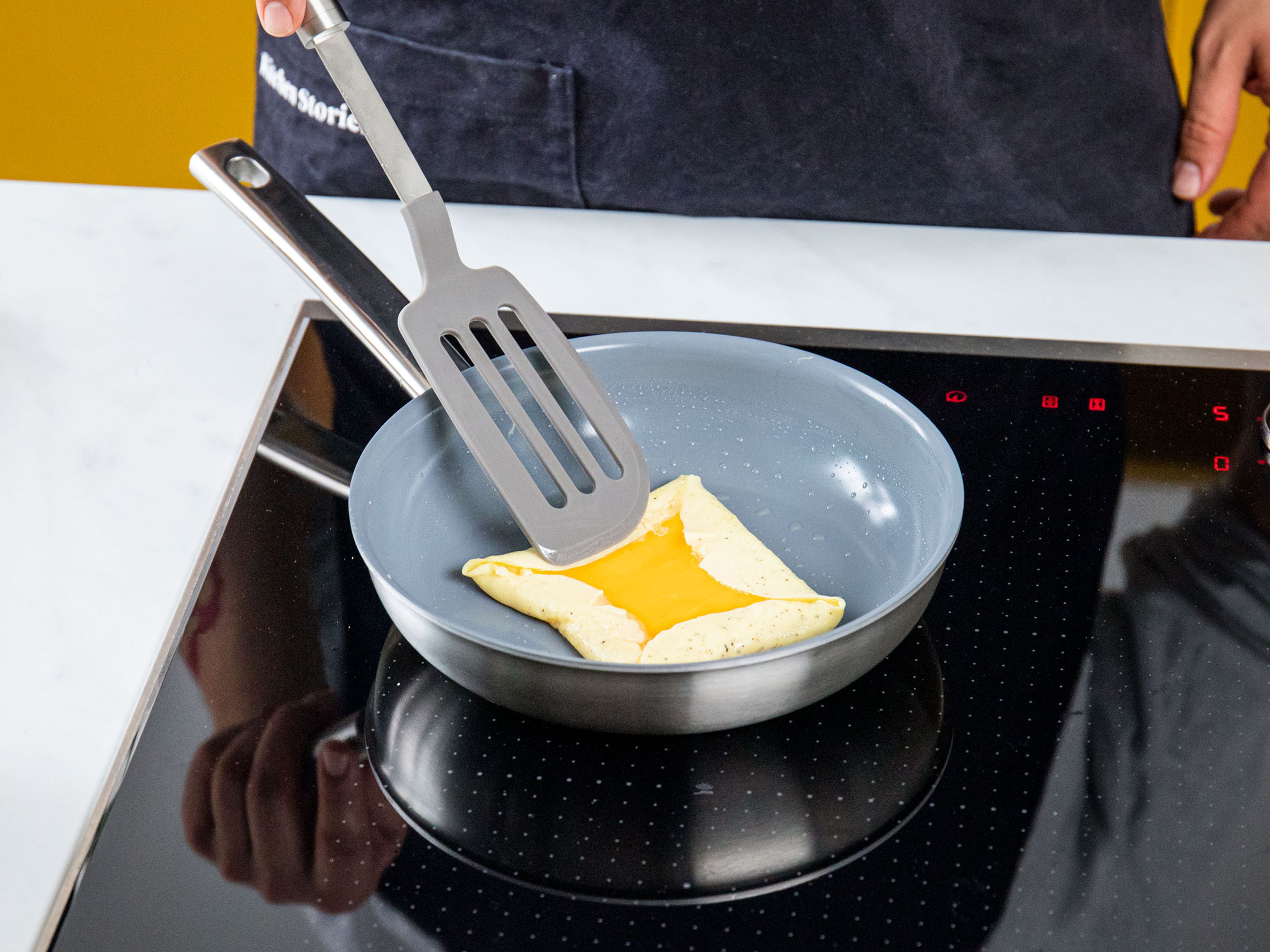 Eier in eine Schüssel aufschlagen. Wasser hinzugießen, mit Salz und Pfeffer würzen und gut verquirlen. Öl in einer Pfanne bei mittlerer bis niedriger Stufe erhitzen. Die Hälfte der Eimischung in die Pfanne gießen und für ca. 1 Min. braten, bis das Ei stockt. Eine Scheibe Cheddarkäse auf das Ei geben und die Ecken über den Käse zur Mitte hin einklappen. Für weitere 2 Min. braten lassen, bis der Käse geschmolzen ist, aus der Pfanne nehmen und den Schritt mit der anderen Hälfte Ei und Käse wiederholen.