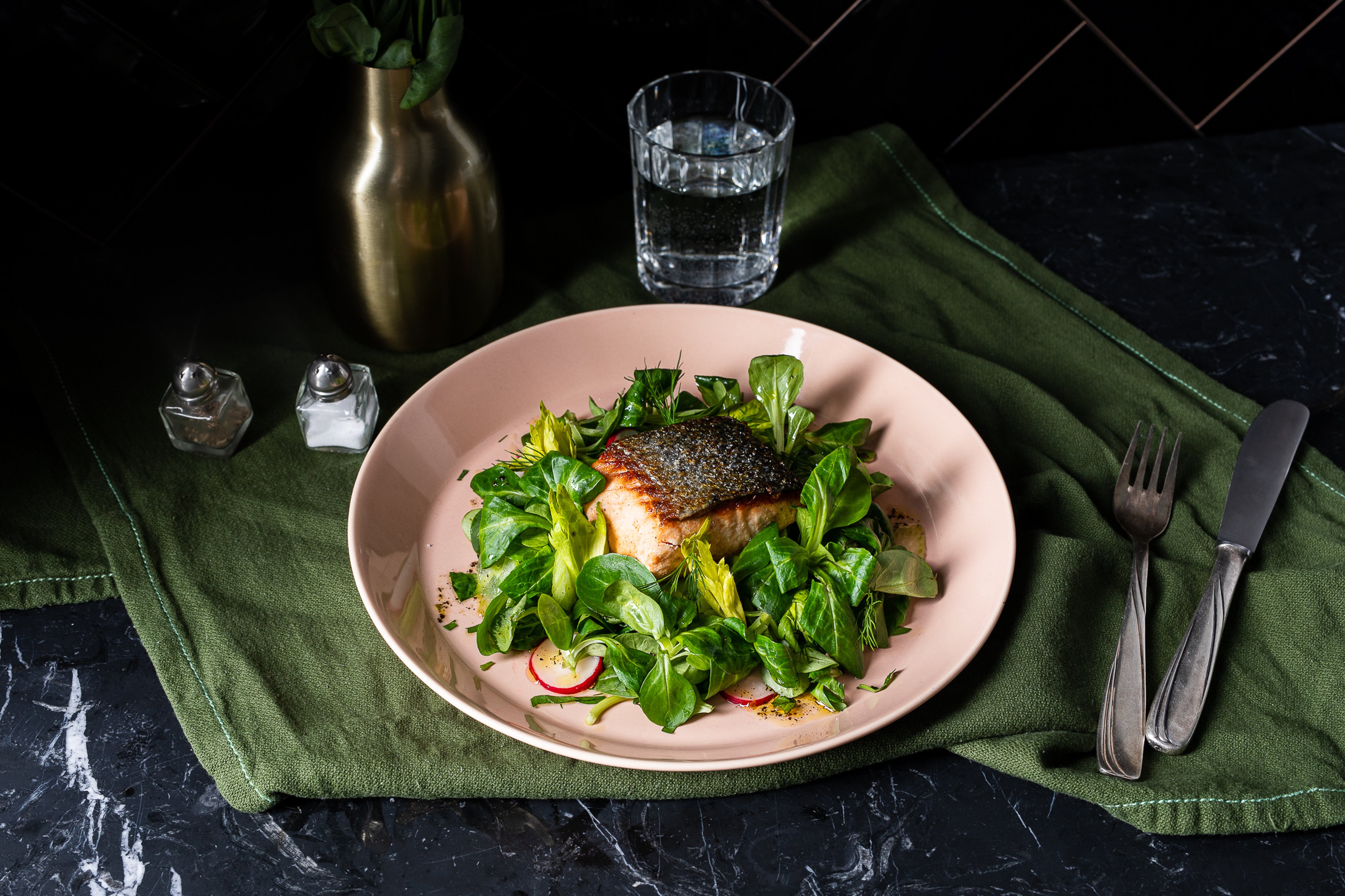 Gebratene Lachsfilets auf Feldsalat