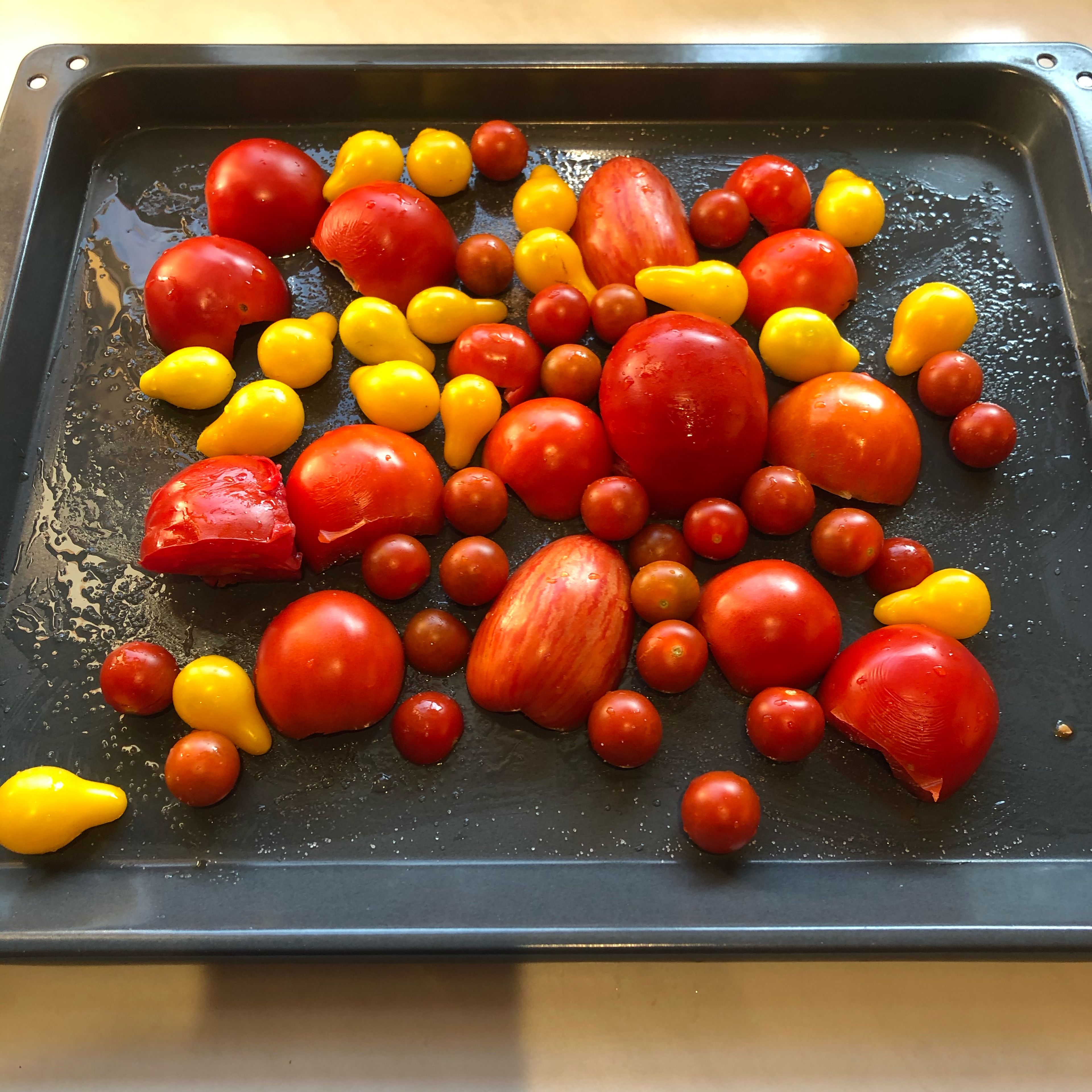 Tomaten auf Blech verteilen und für 15 min in den 250 Grad heissen Backofen bei Ober/Unterhitze geben