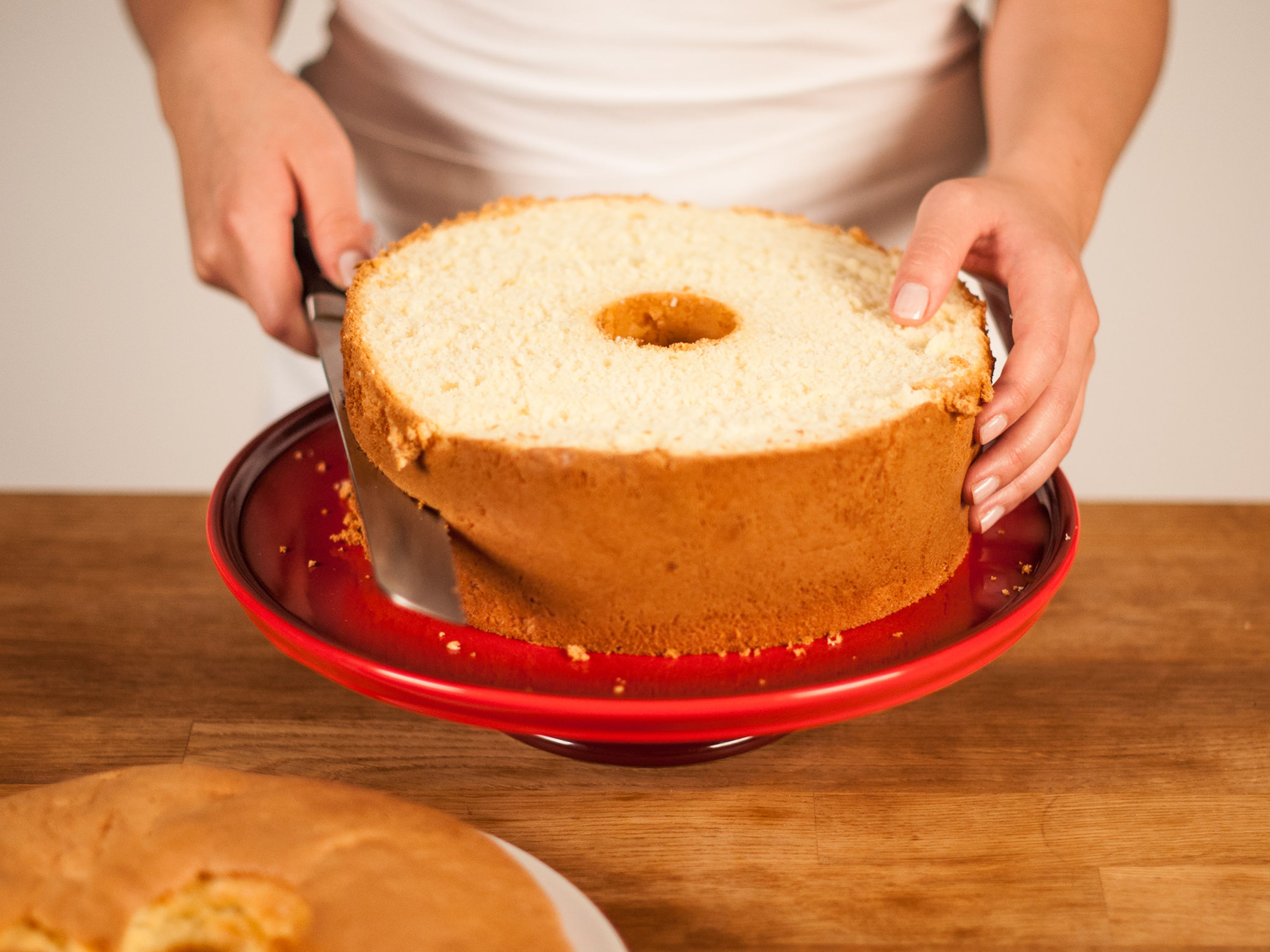 Mit einem Messer am Rand der Backform entlangfahren. Den Kuchen vorsichtig aus der Form lösen und mit einem Brotmesser waagerecht in 3 Teile schneiden.
