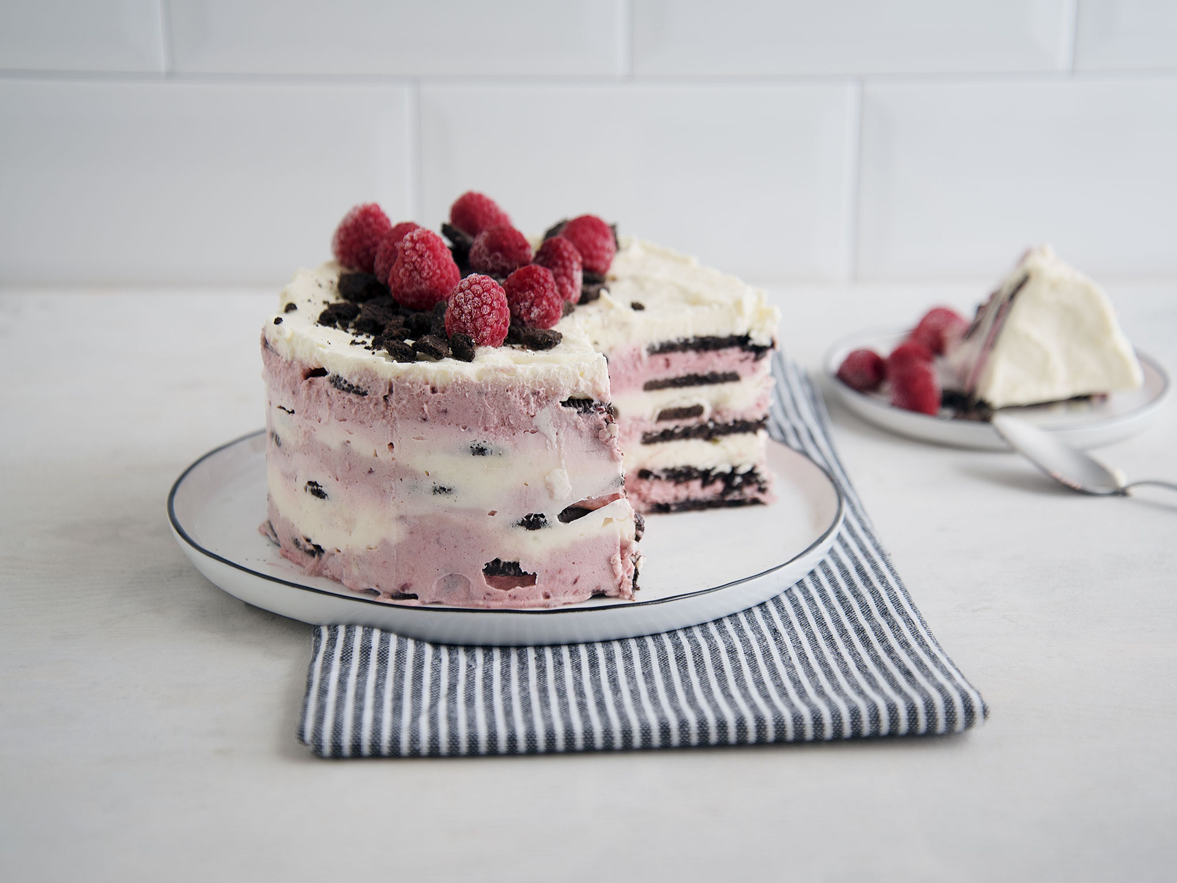 Raspberry-Oreo icebox cake