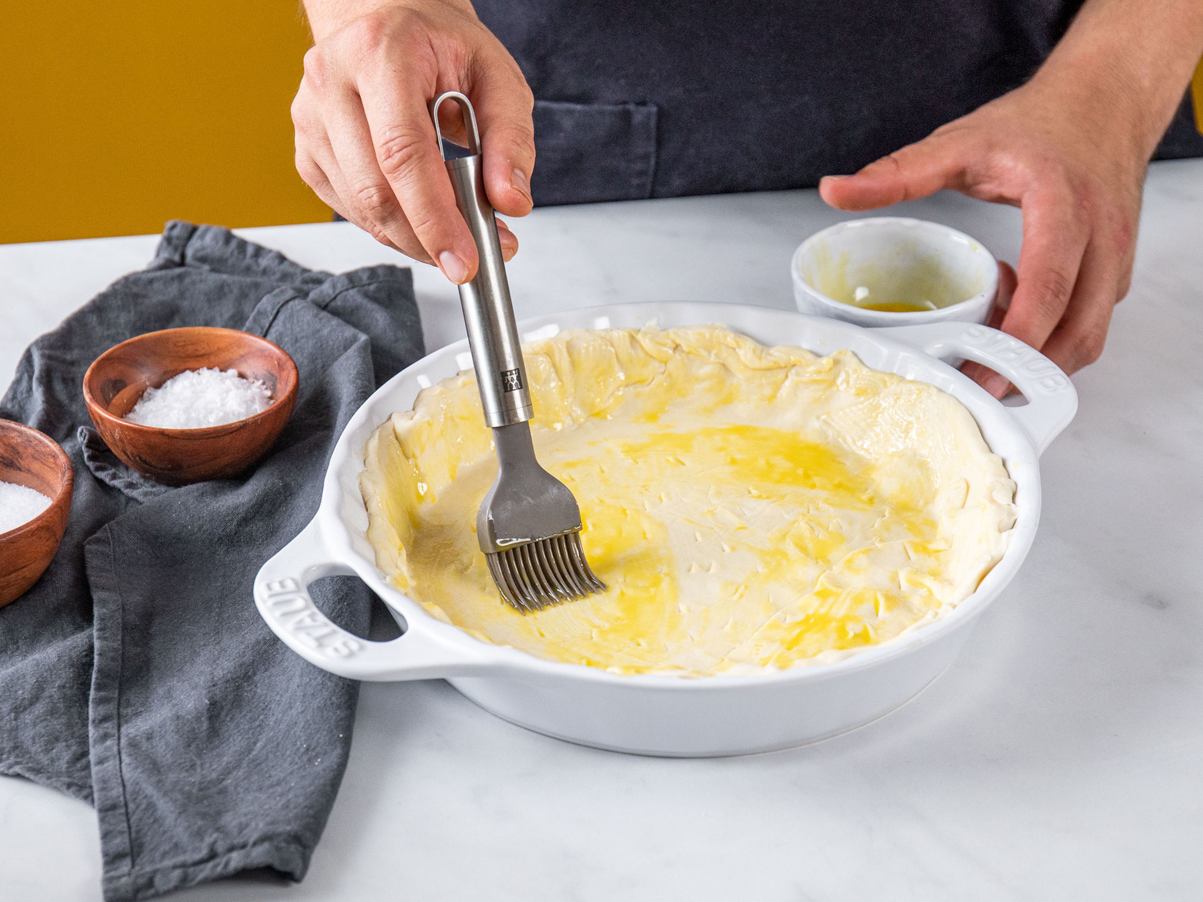 Line a pie dish with the puff pastry and prick all over with a fork. Beat the egg yolk and coat the puff pastry with it. Bake at 200°C/390°F for approx. 10 min.